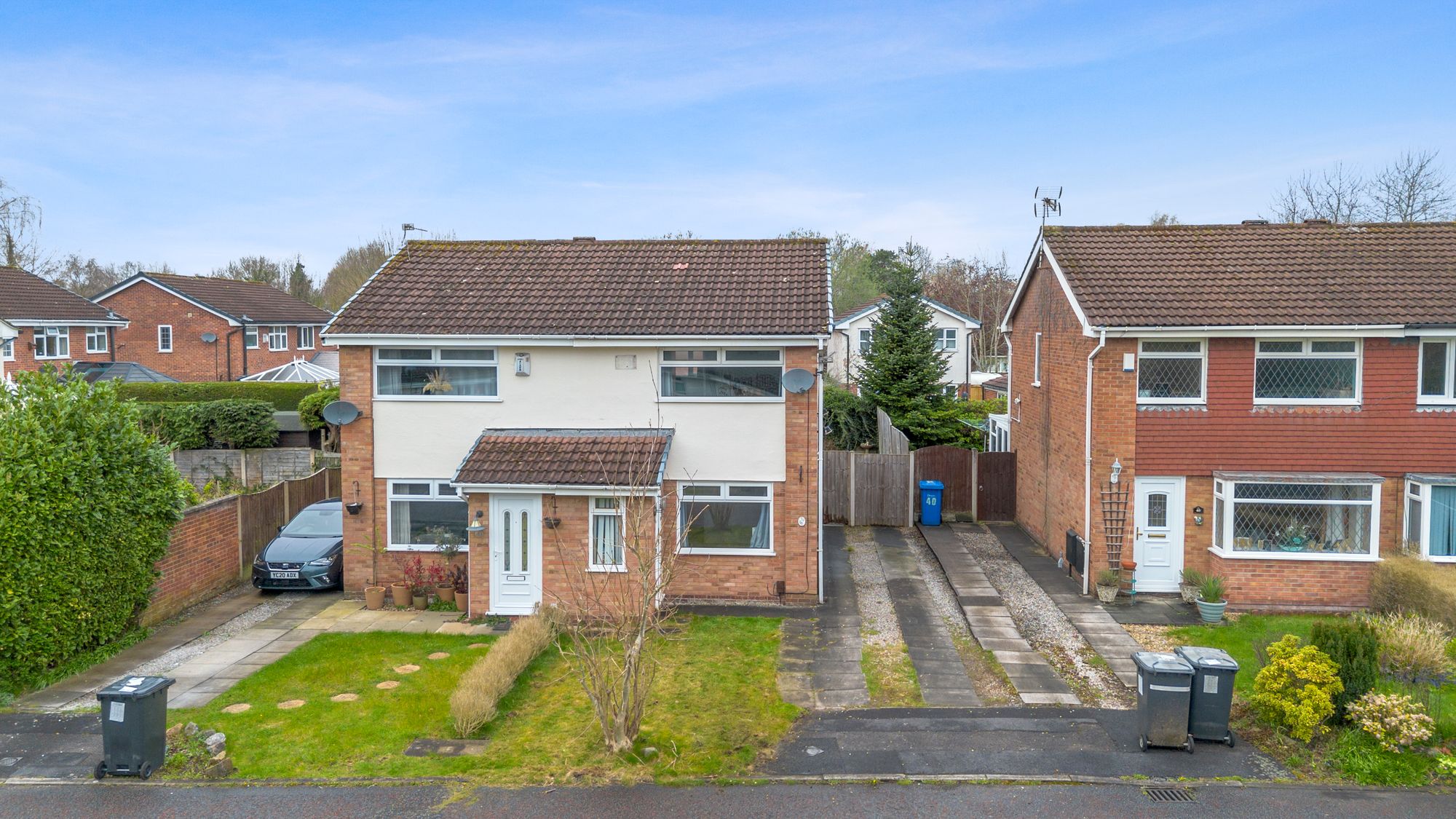 2 bedroom Semi-detached house Under Offer