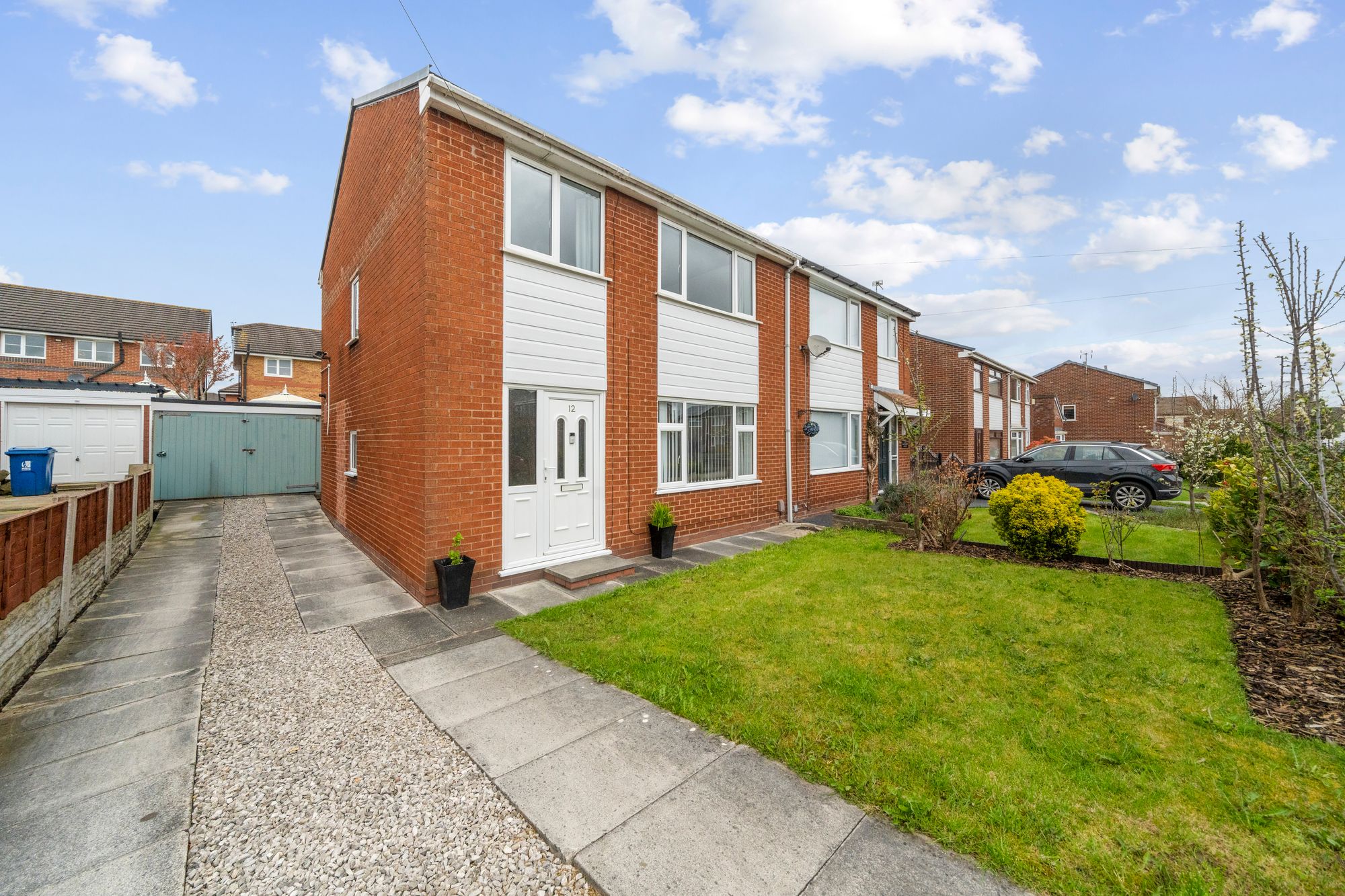 3 bedroom Semi-detached house Under Offer