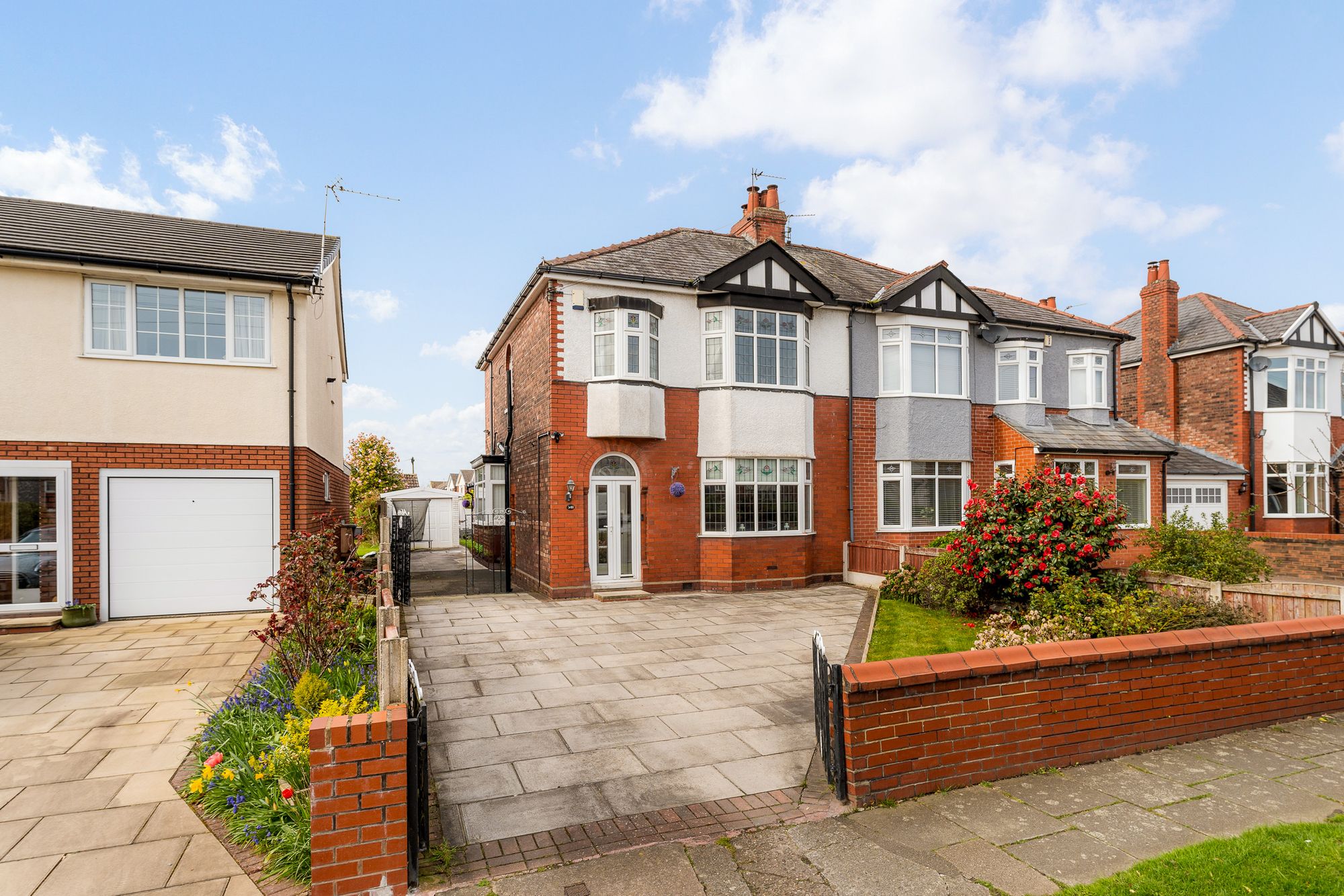 3 bedroom Semi-detached house Under Offer