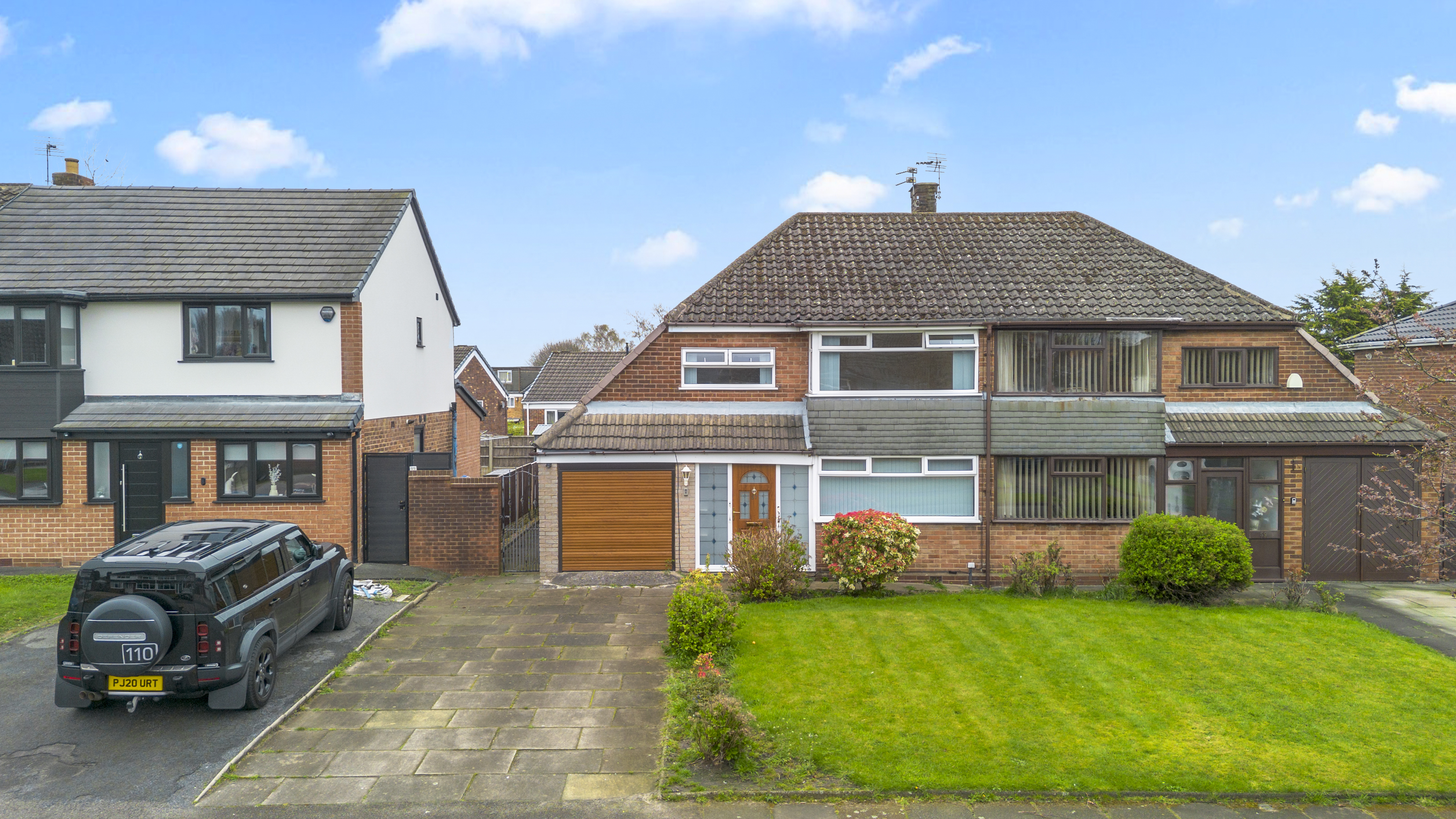 3 bedroom Semi-detached house Under Offer