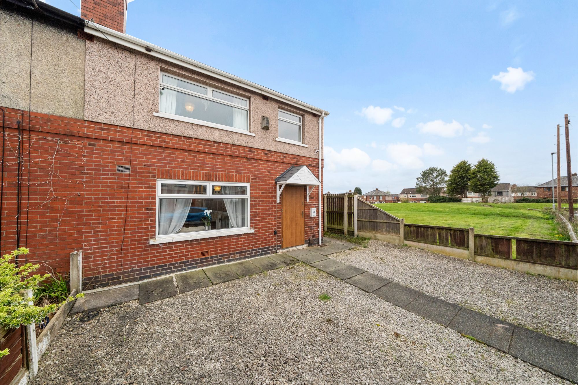 3 bedroom Semi-detached house Under Offer