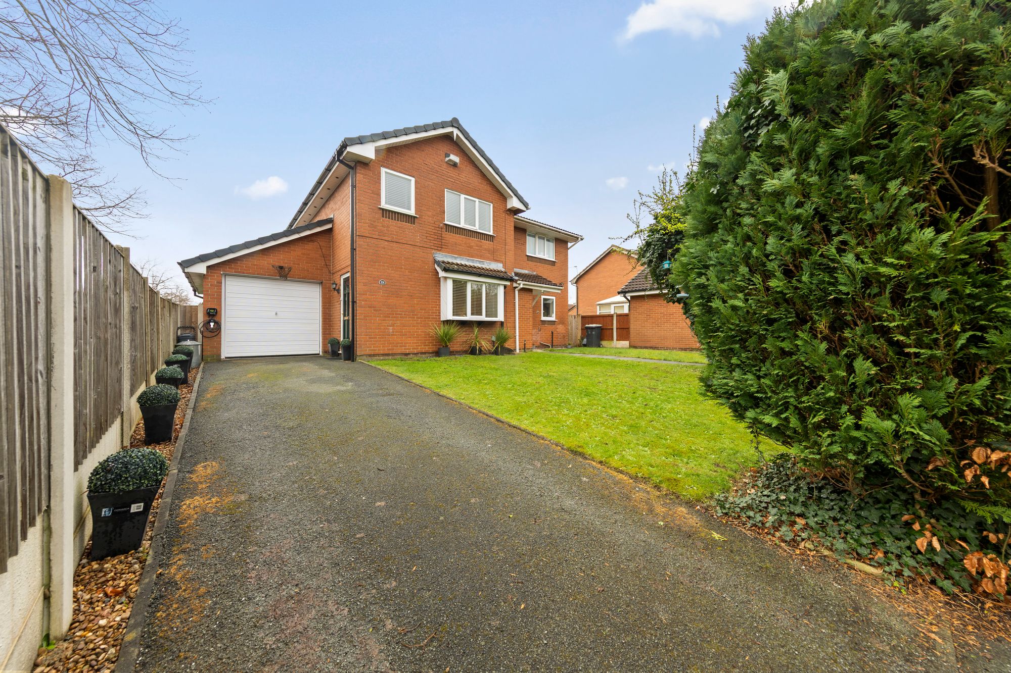 3 bedroom Semi-detached house Under Offer