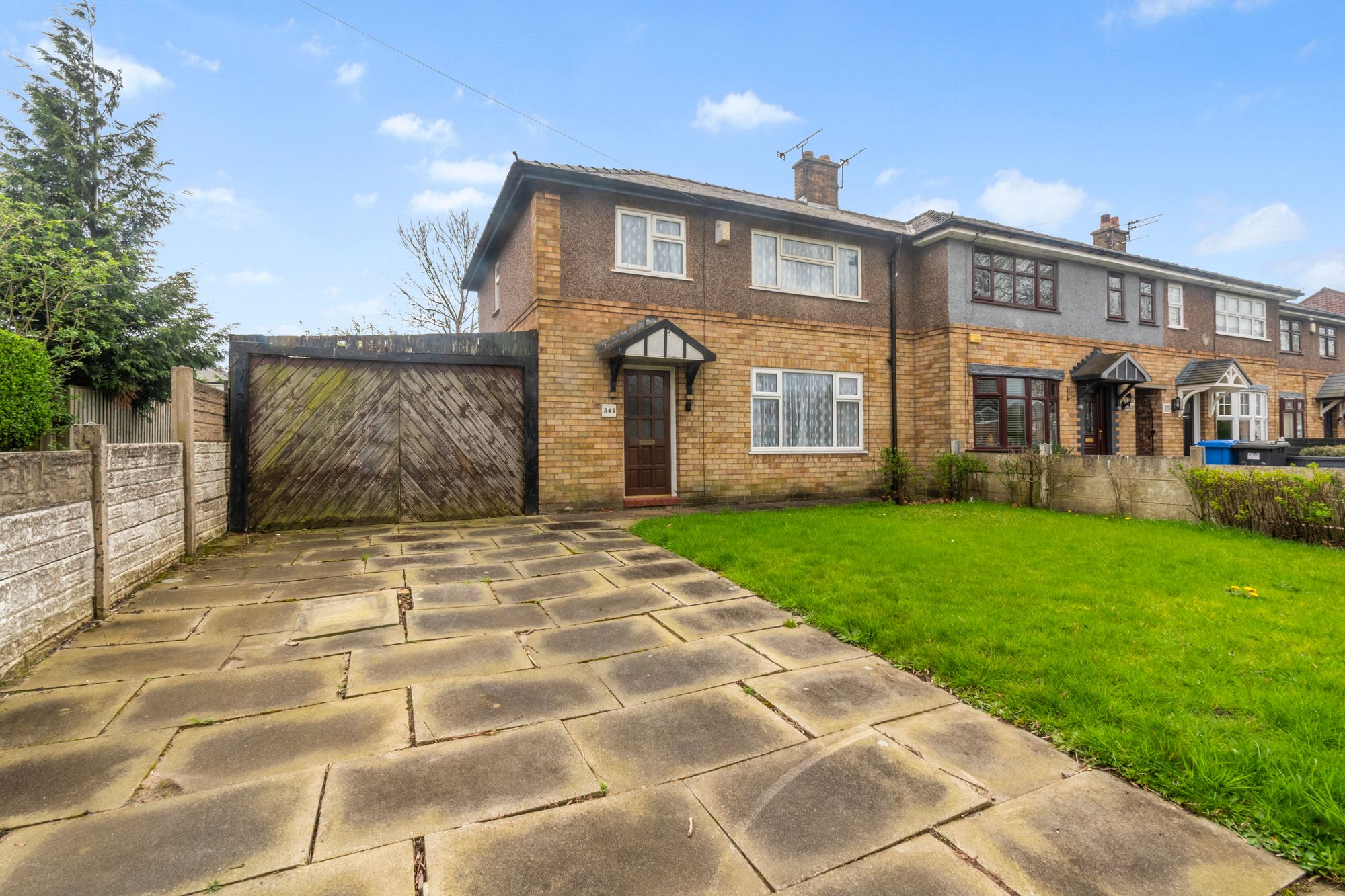 3 bedroom Semi-detached house Under Offer