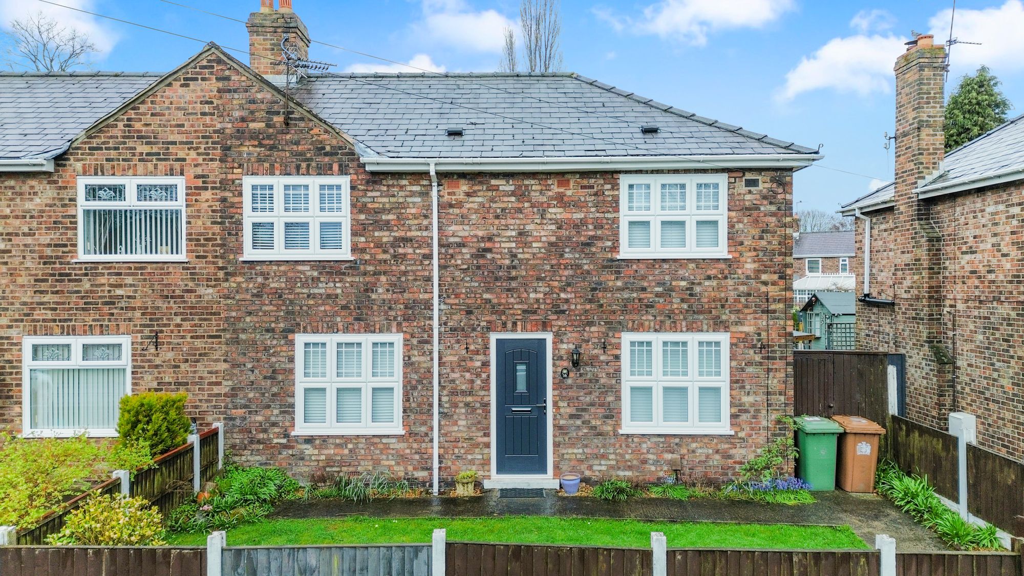 3 bedroom Semi-detached house Under Offer