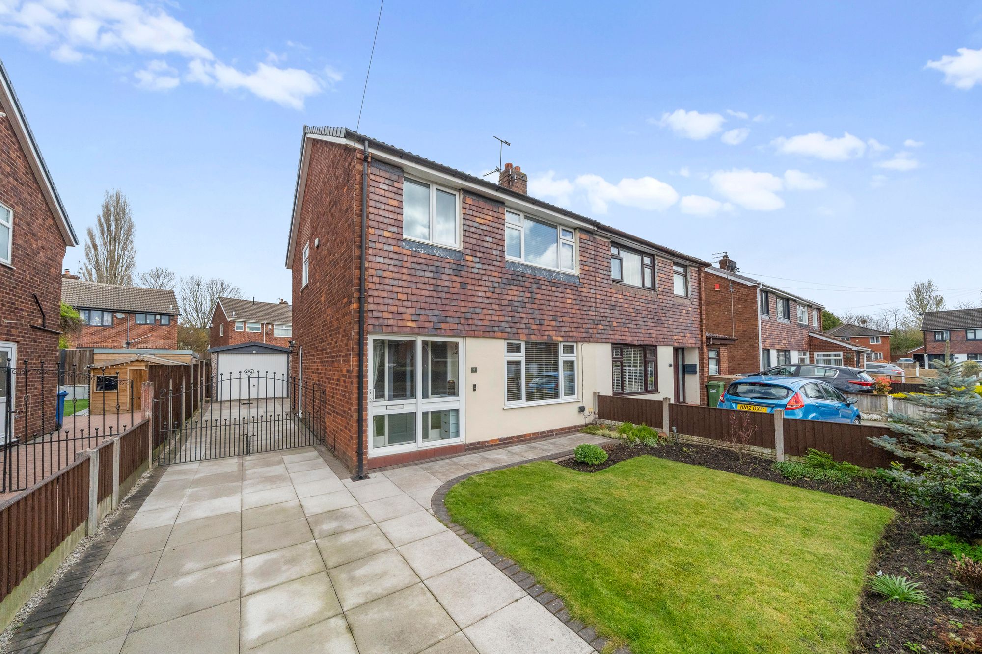 3 bedroom Semi-detached house Under Offer