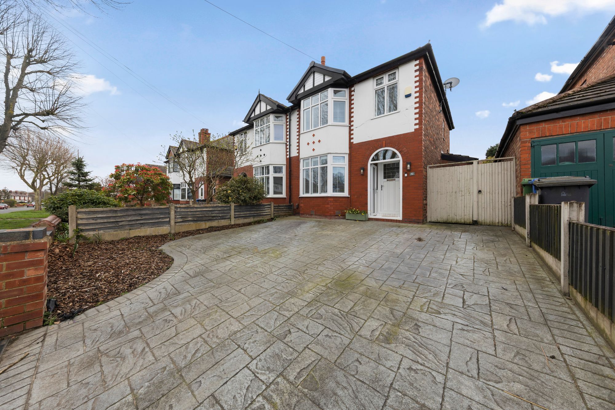 3 bedroom Semi-detached house Under Offer