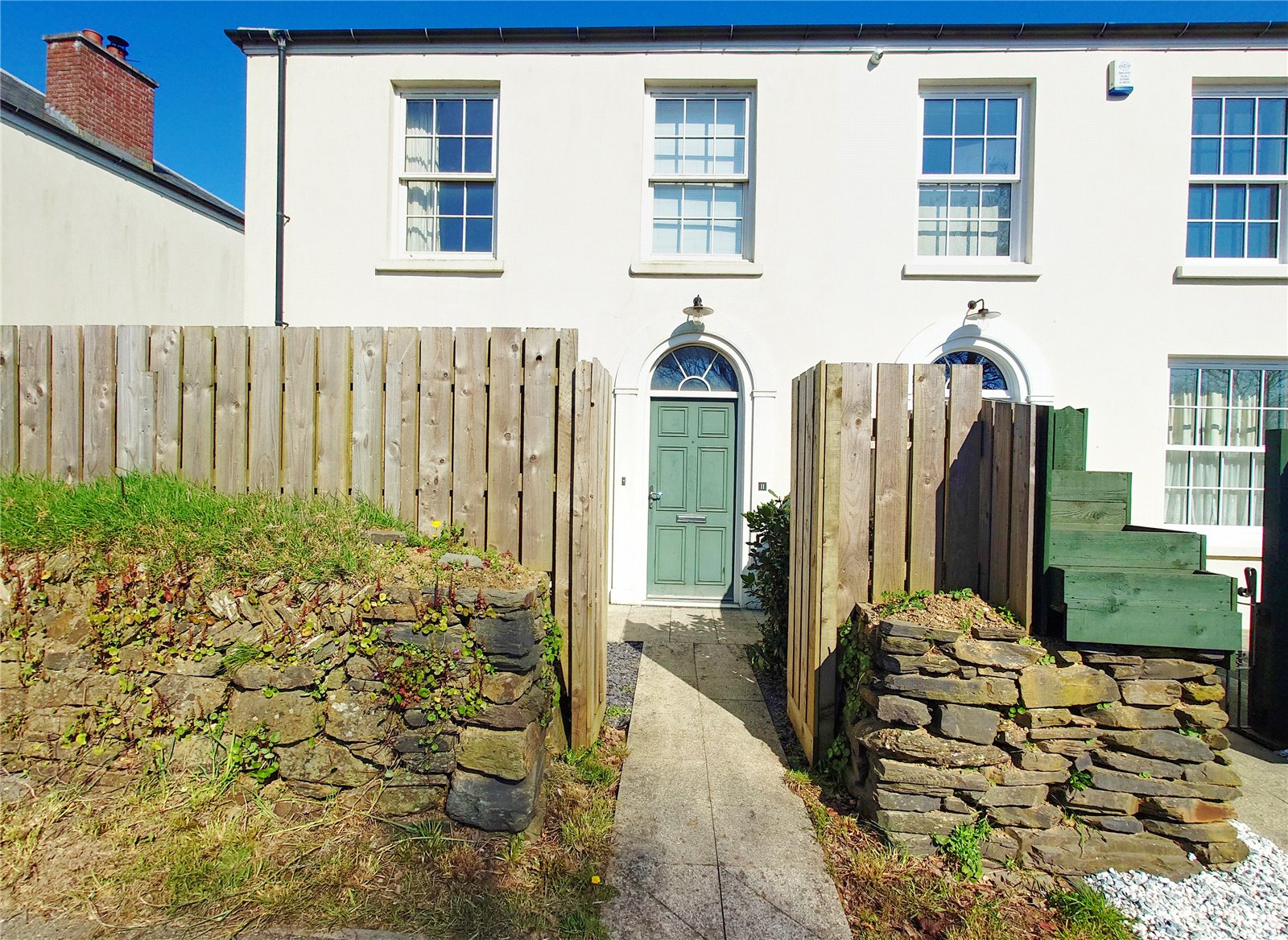 2 bedroom Semi-detached house Under Offer