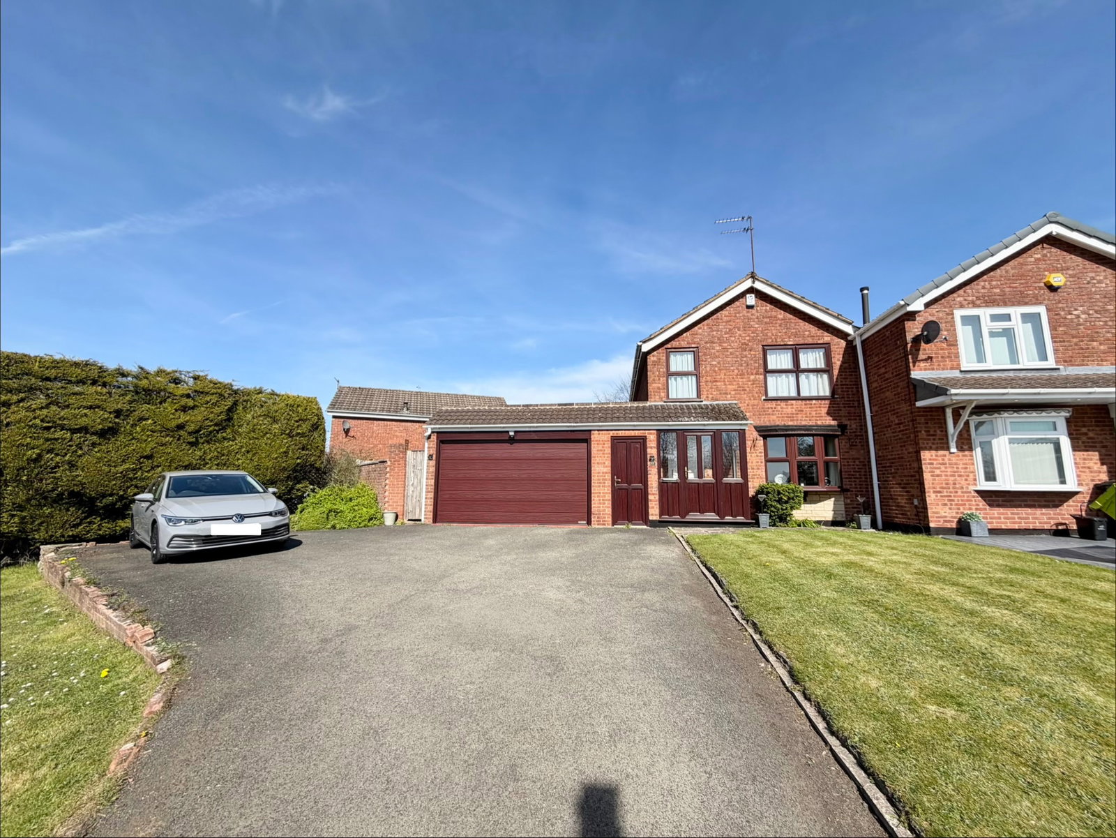 3 bedroom Semi-detached house Under Offer