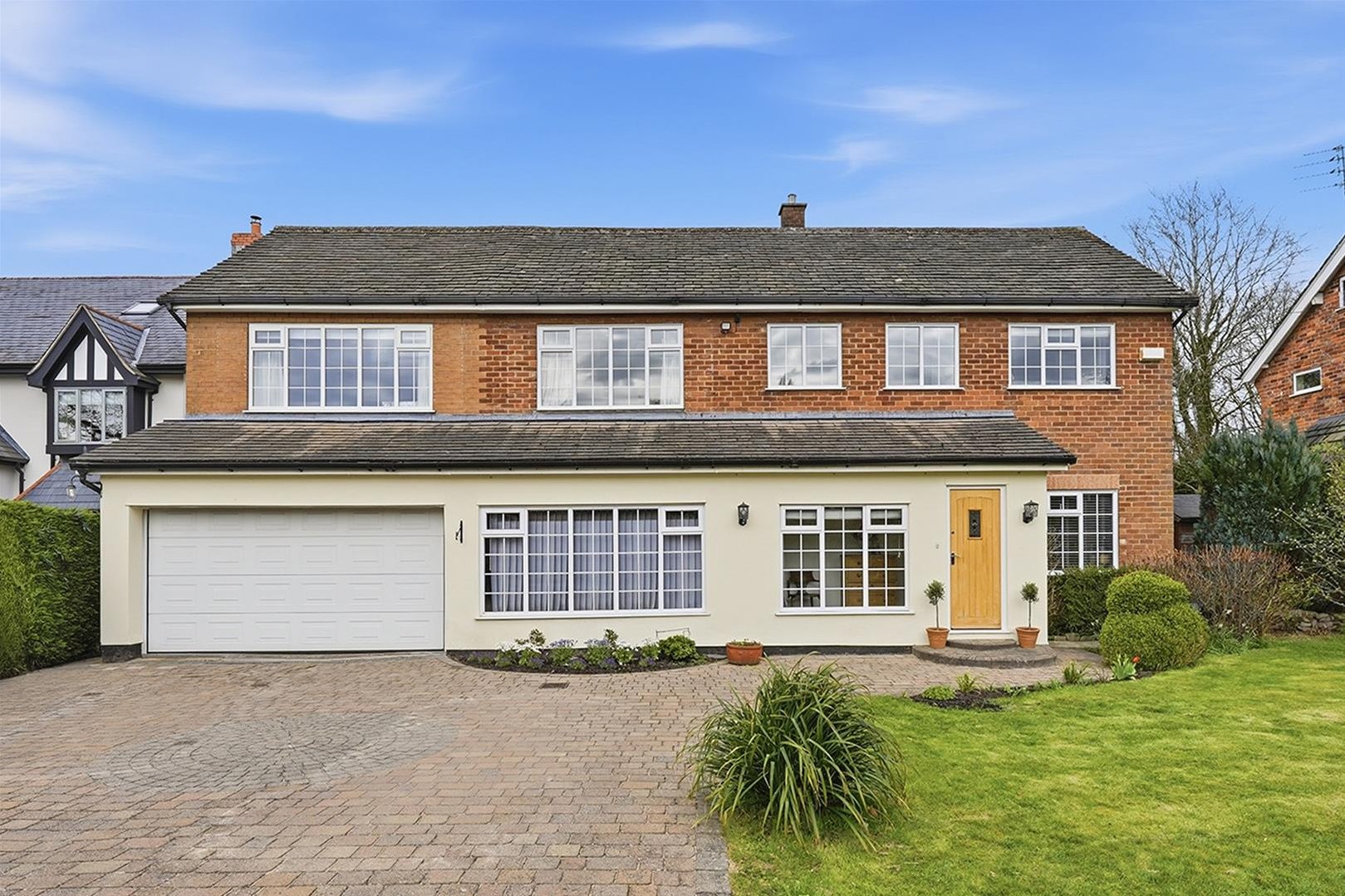5 bedroom Detached house Under Offer