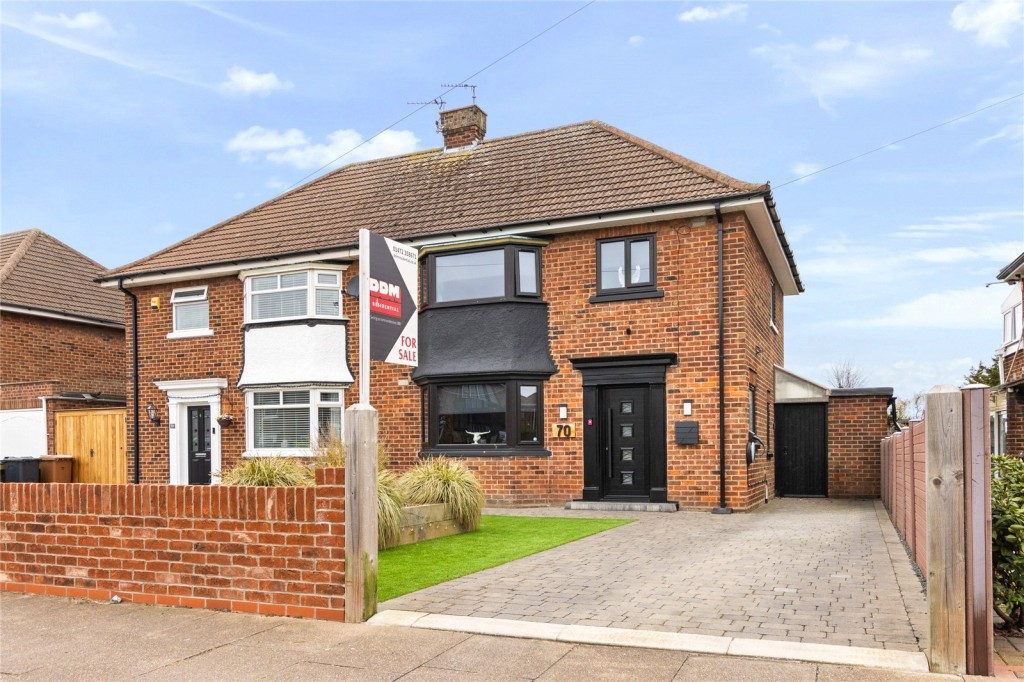 3 bedroom Semi-detached house Under Offer