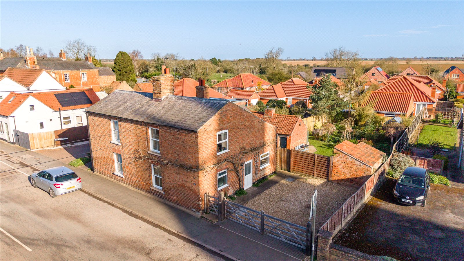 3 bedroom Semi-detached house Under Offer