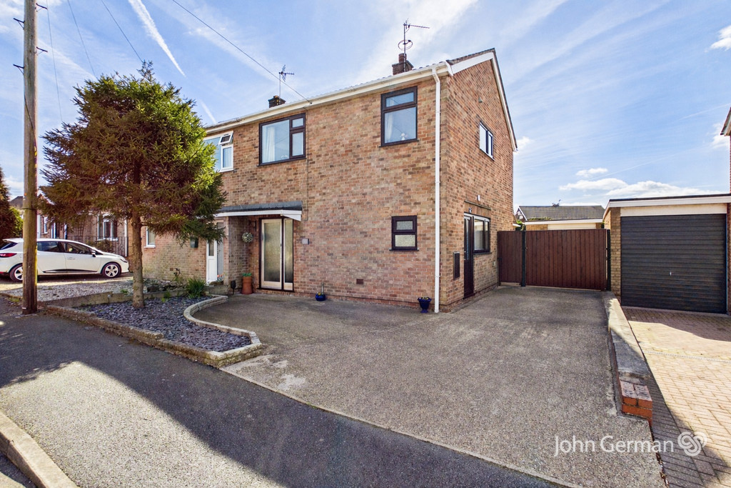3 bedroom Semi-detached house For Sale