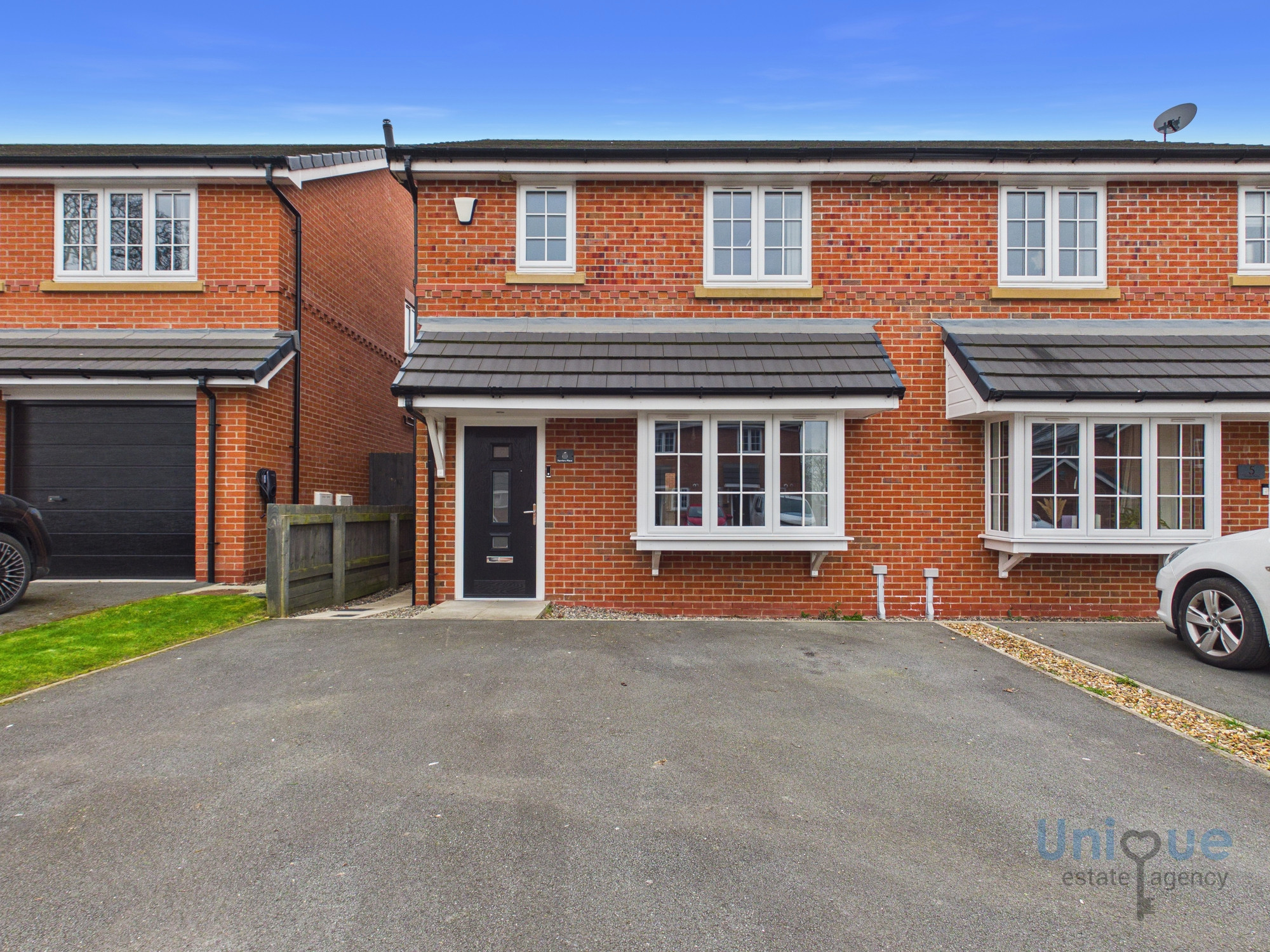 3 bedroom Semi-detached house For Sale