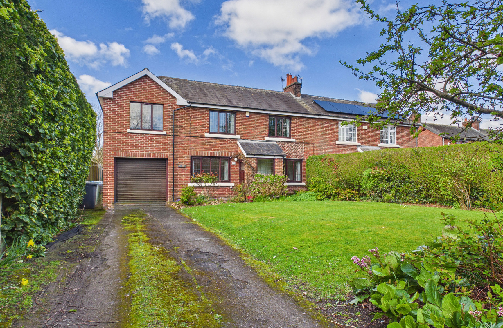 4 bedroom Semi-detached house Under Offer
