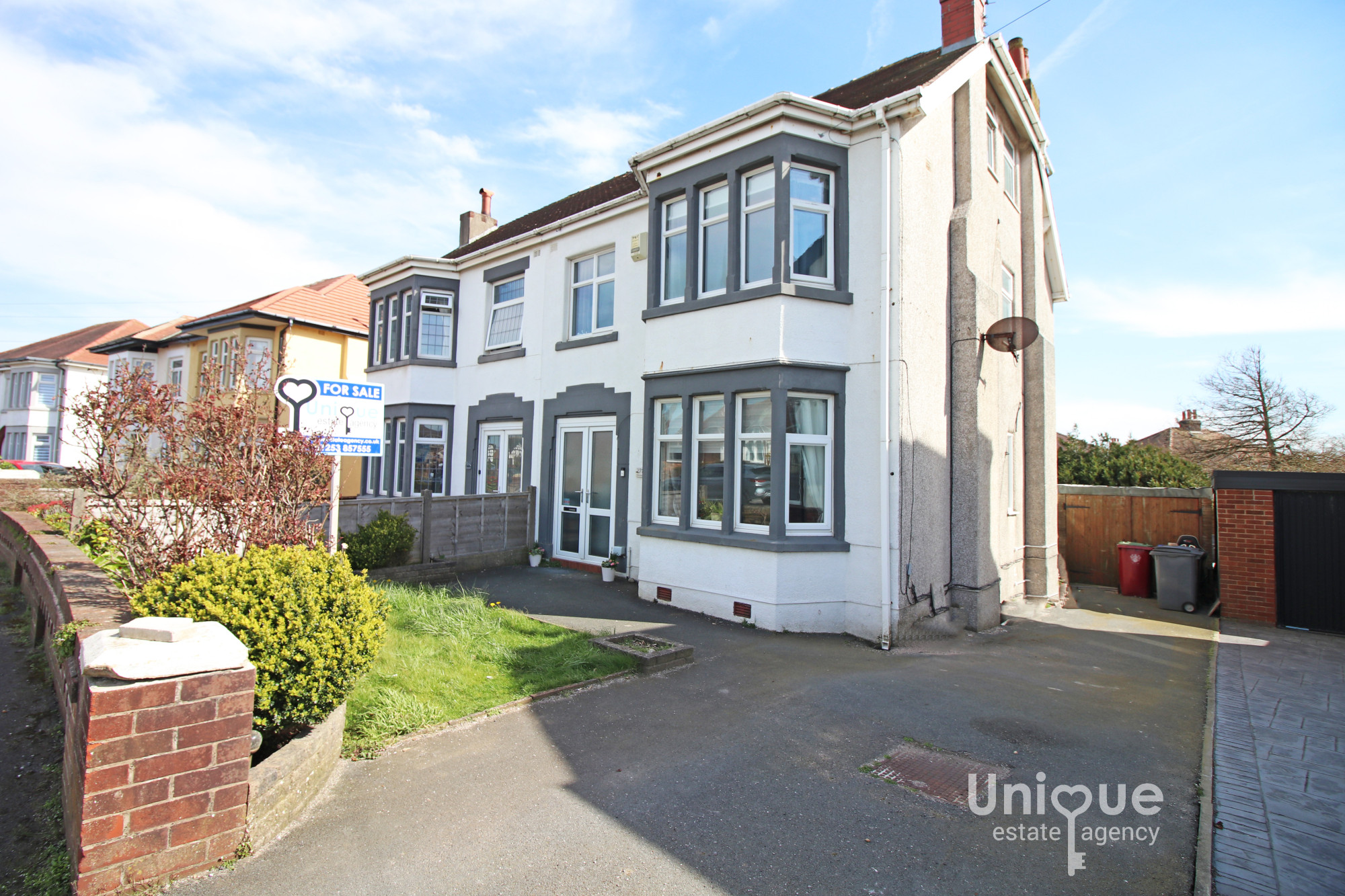 5 bedroom Semi-detached house For Sale