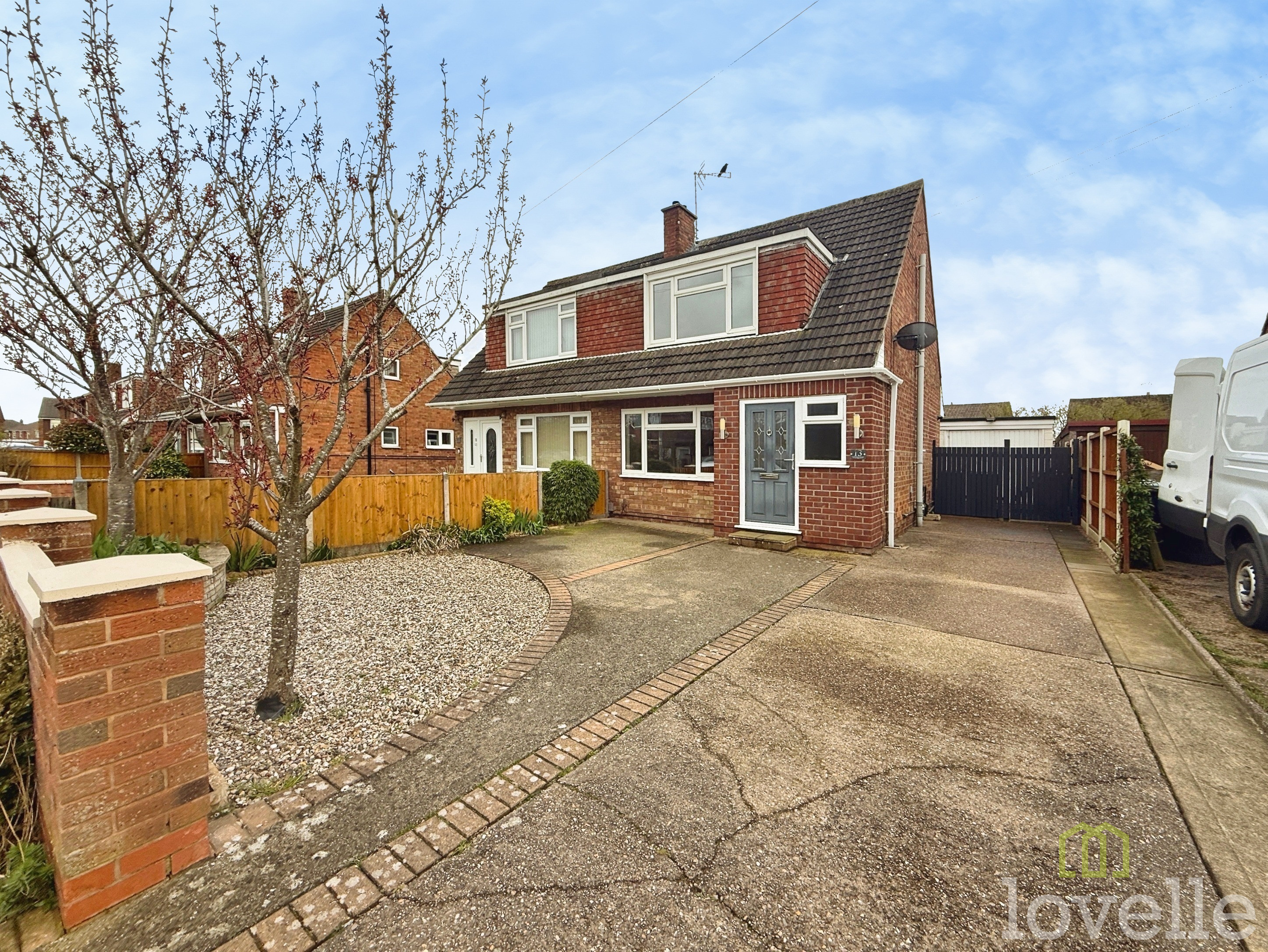 3 bedroom Semi-detached house To Let