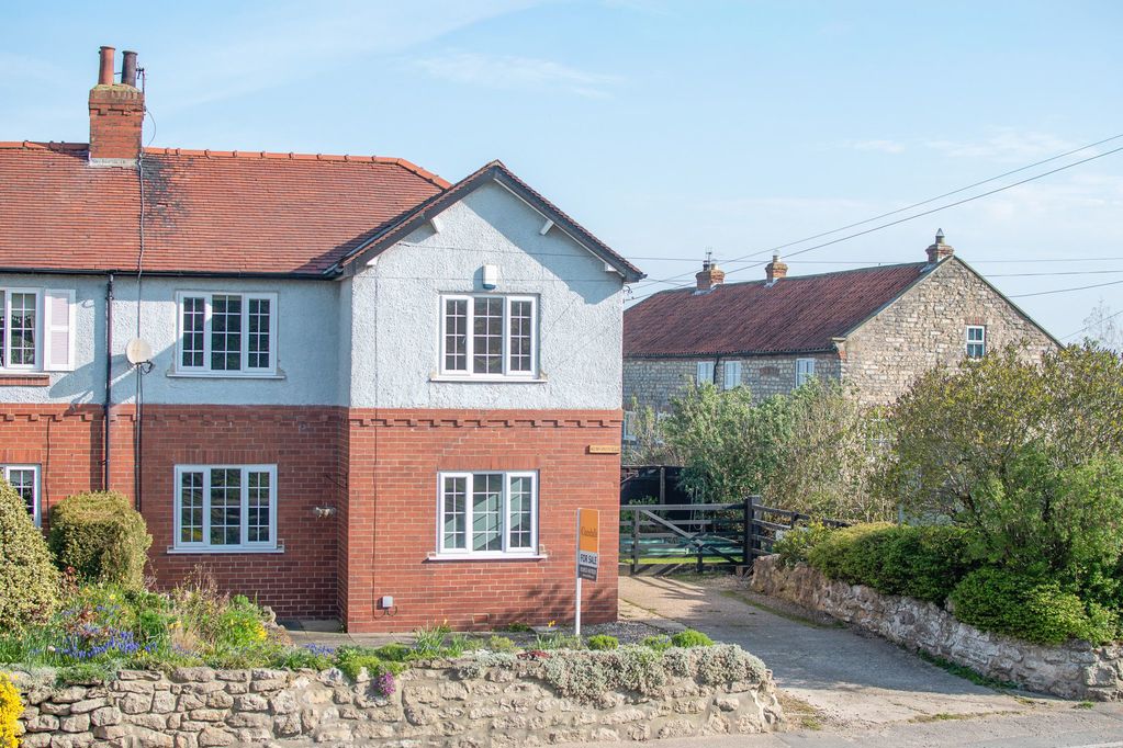 3 bedroom Semi-detached house Under Offer