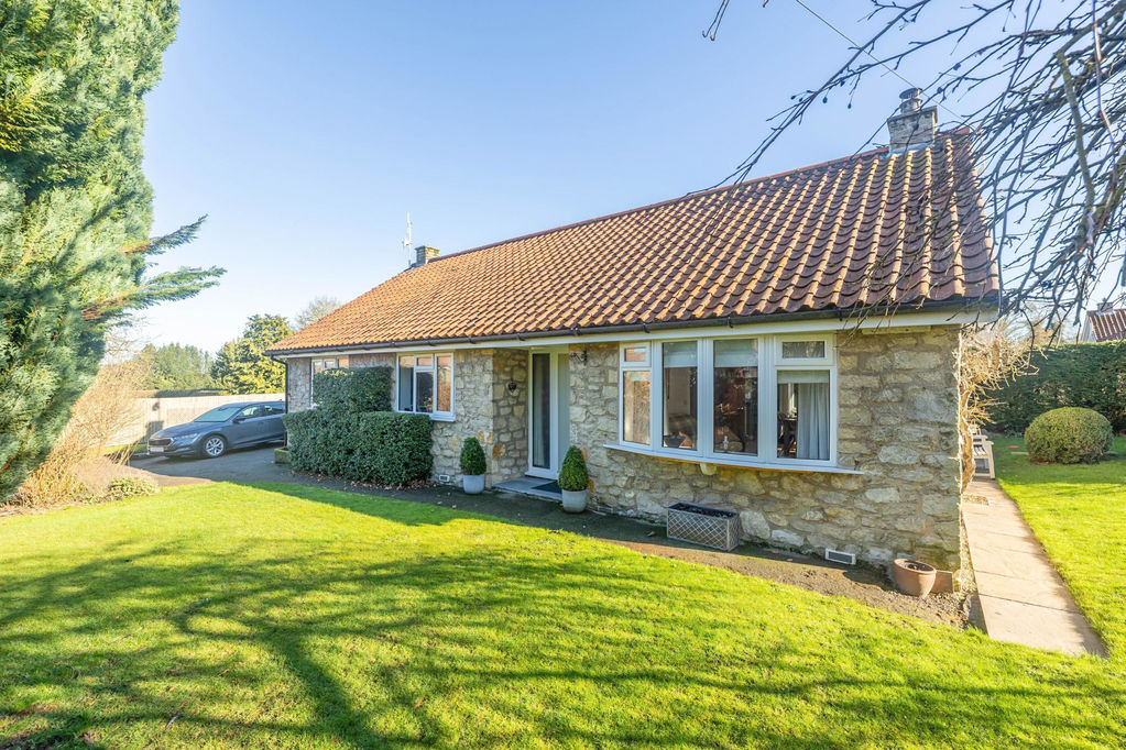 3 bedroom Detached bungalow For Sale
