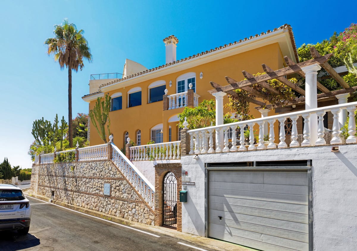5 bedroom Villa For Sale