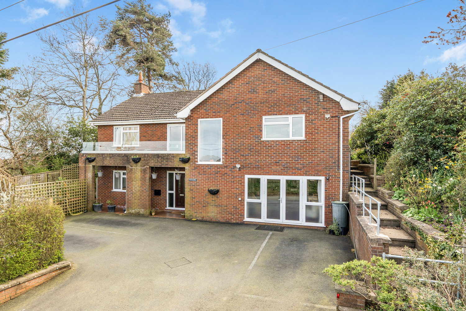 5 bedroom Detached house Under Offer