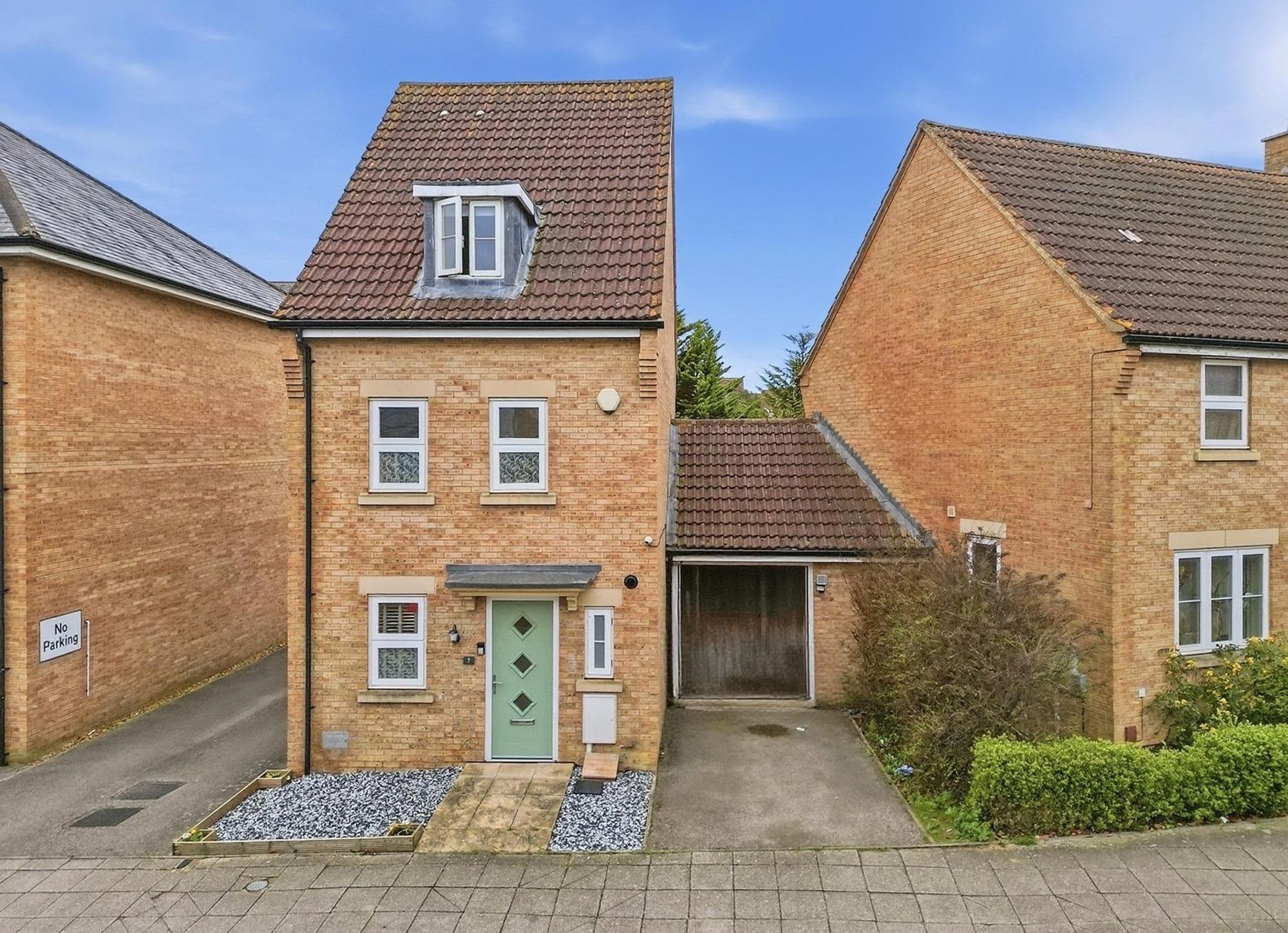 3 bedroom Detached house Under Offer