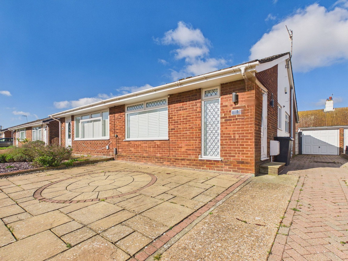 2 bedroom Semi-detached bungalow For Sale