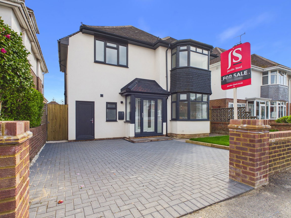 3 bedroom Detached house For Sale