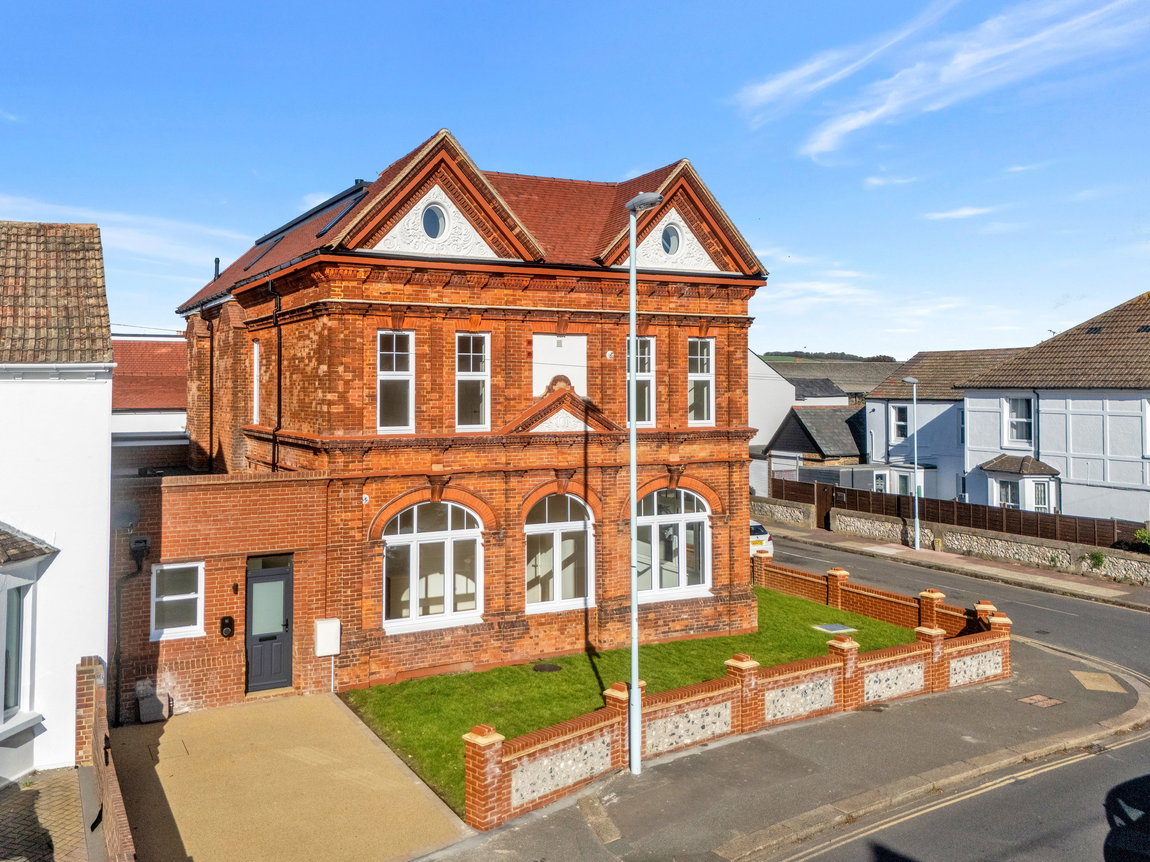 2 bedroom Flat For Sale