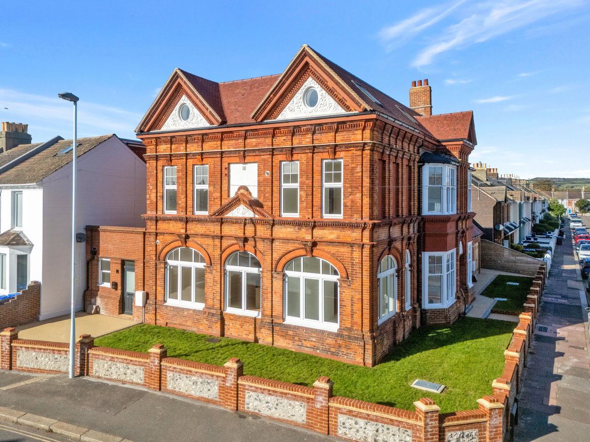2 bedroom Flat For Sale