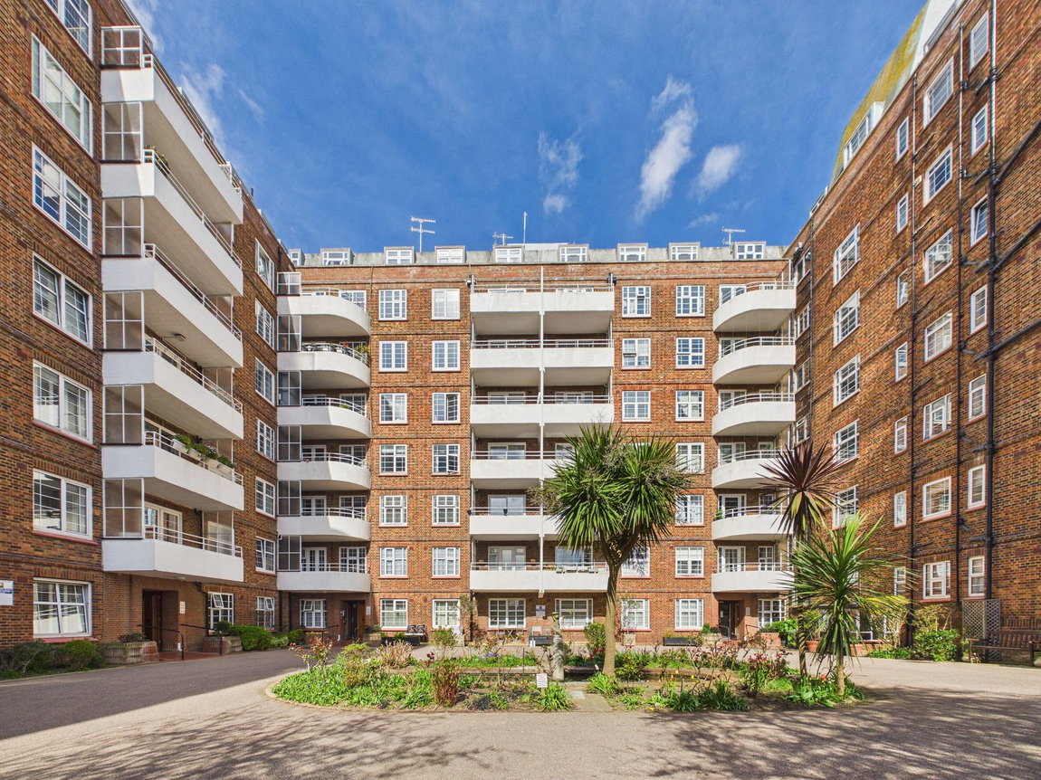 3 bedroom Flat For Sale