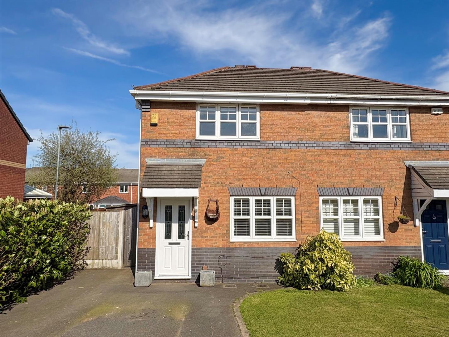 3 bedroom Semi-detached house Under Offer