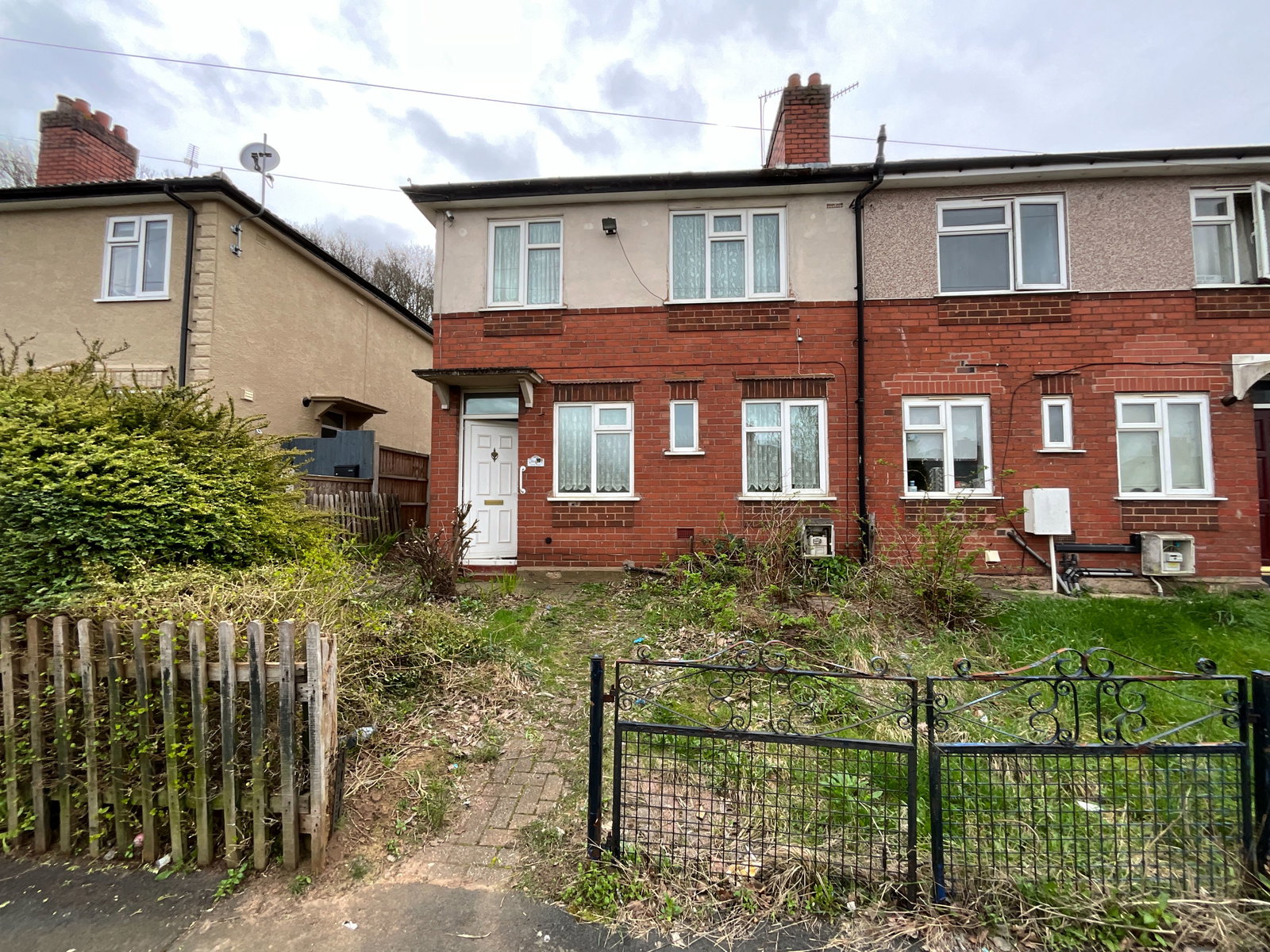 3 bedroom Semi-detached house Under Offer
