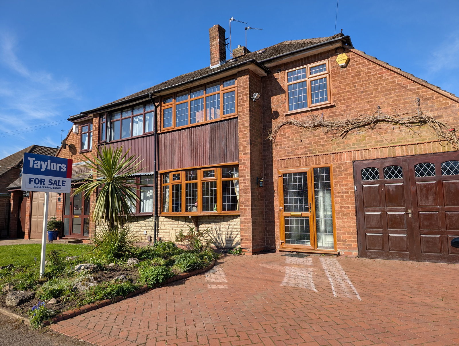 3 bedroom Semi-detached house Under Offer