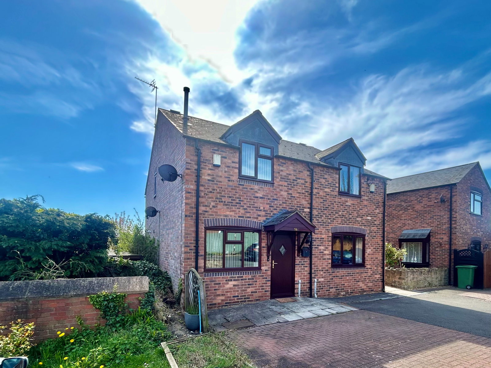 2 bedroom Semi-detached house Under Offer