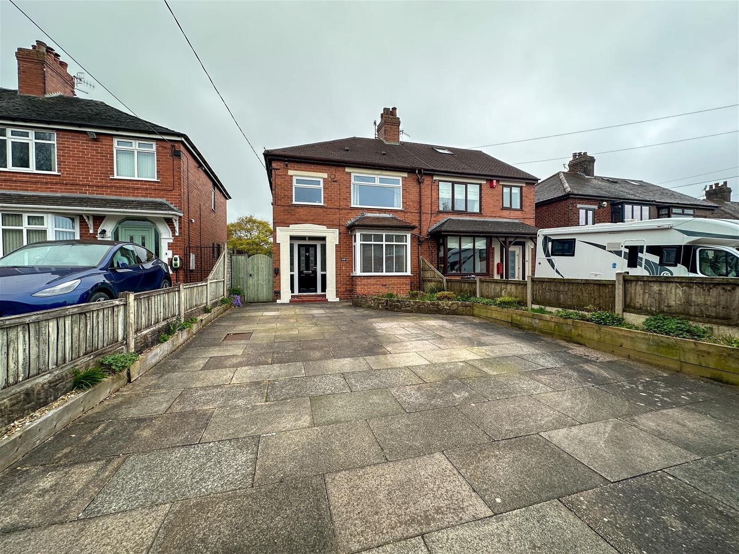 3 bedroom Semi-detached house Under Offer