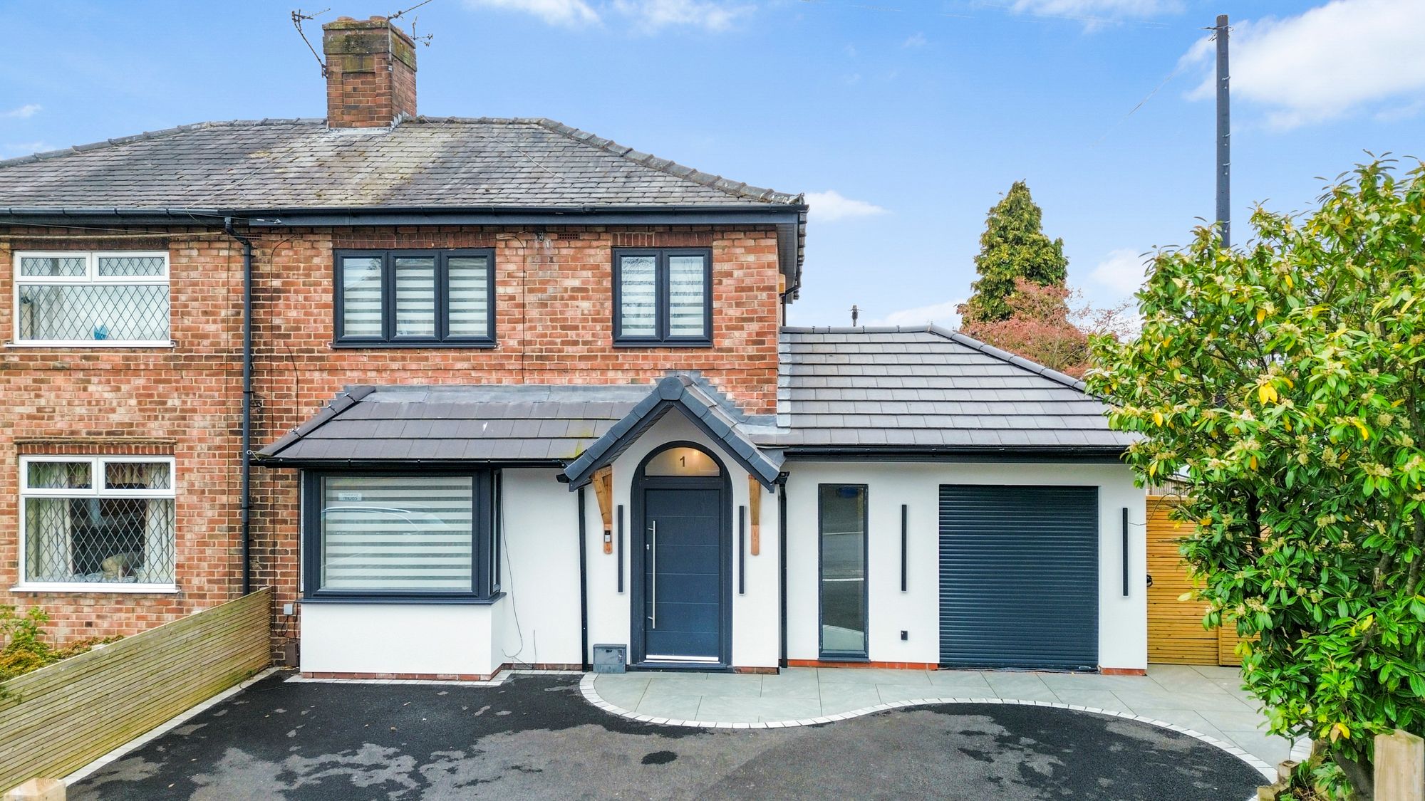 3 bedroom Semi-detached house Under Offer