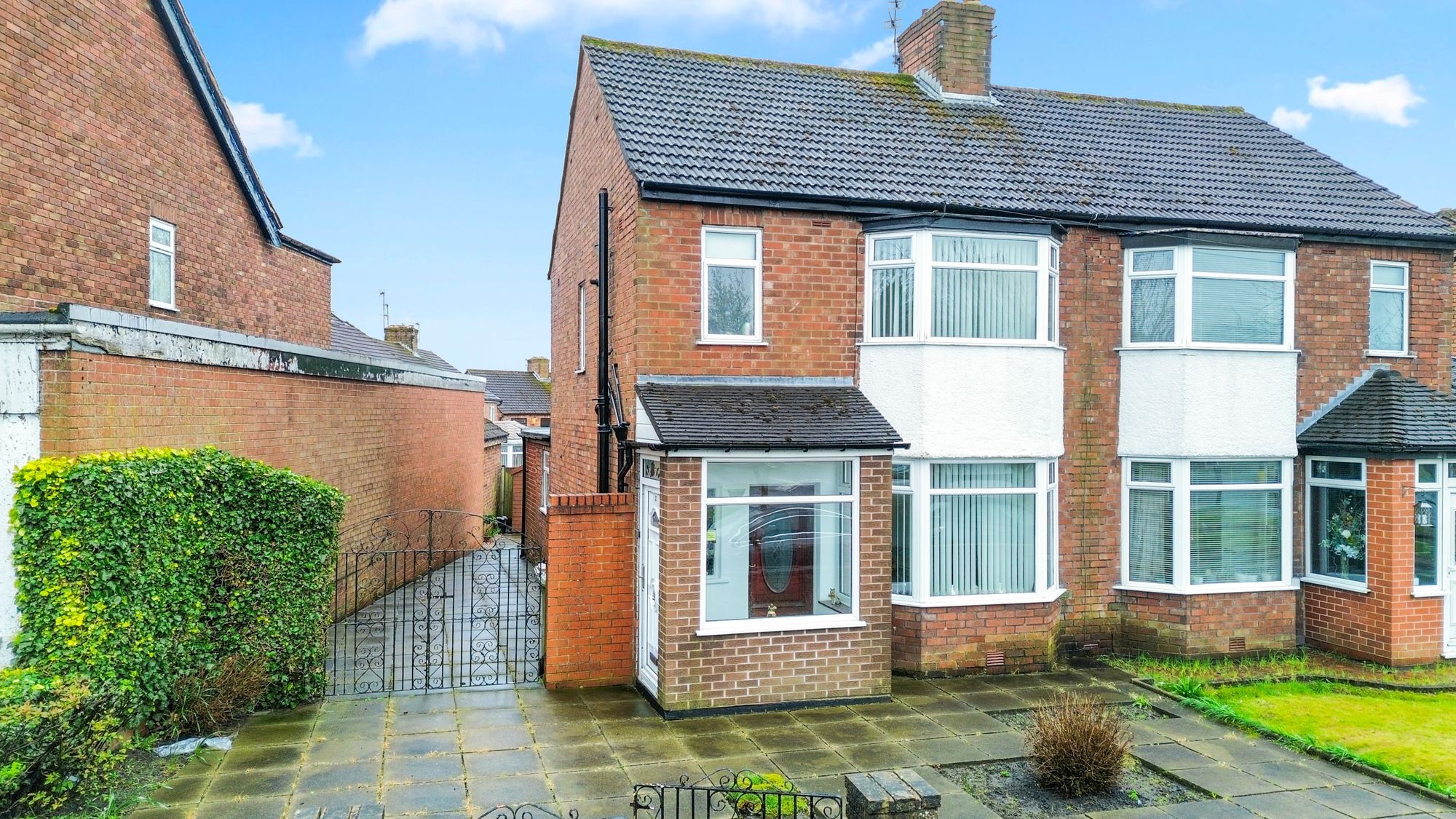 3 bedroom Semi-detached house Under Offer