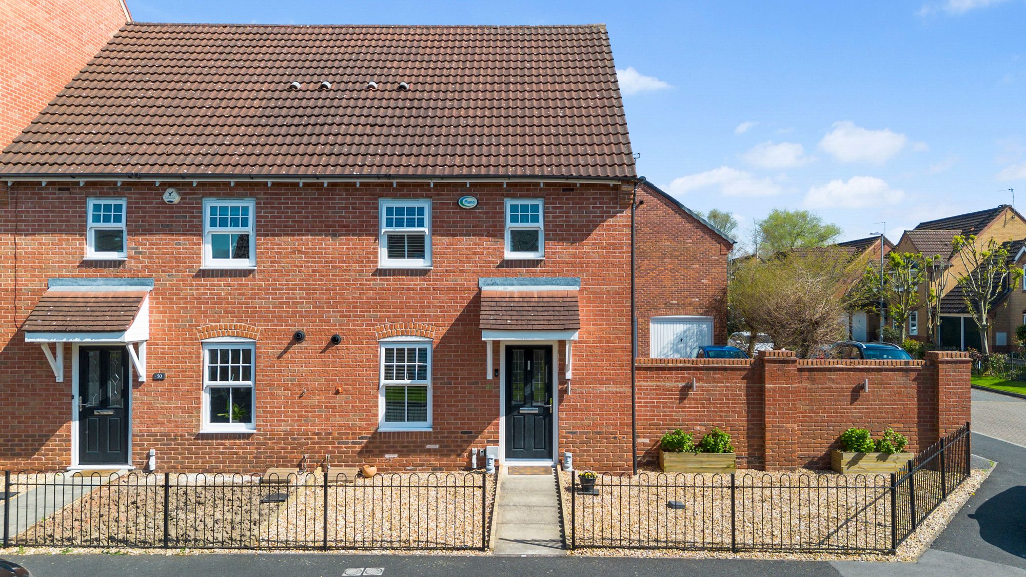 3 bedroom Semi-detached house Under Offer