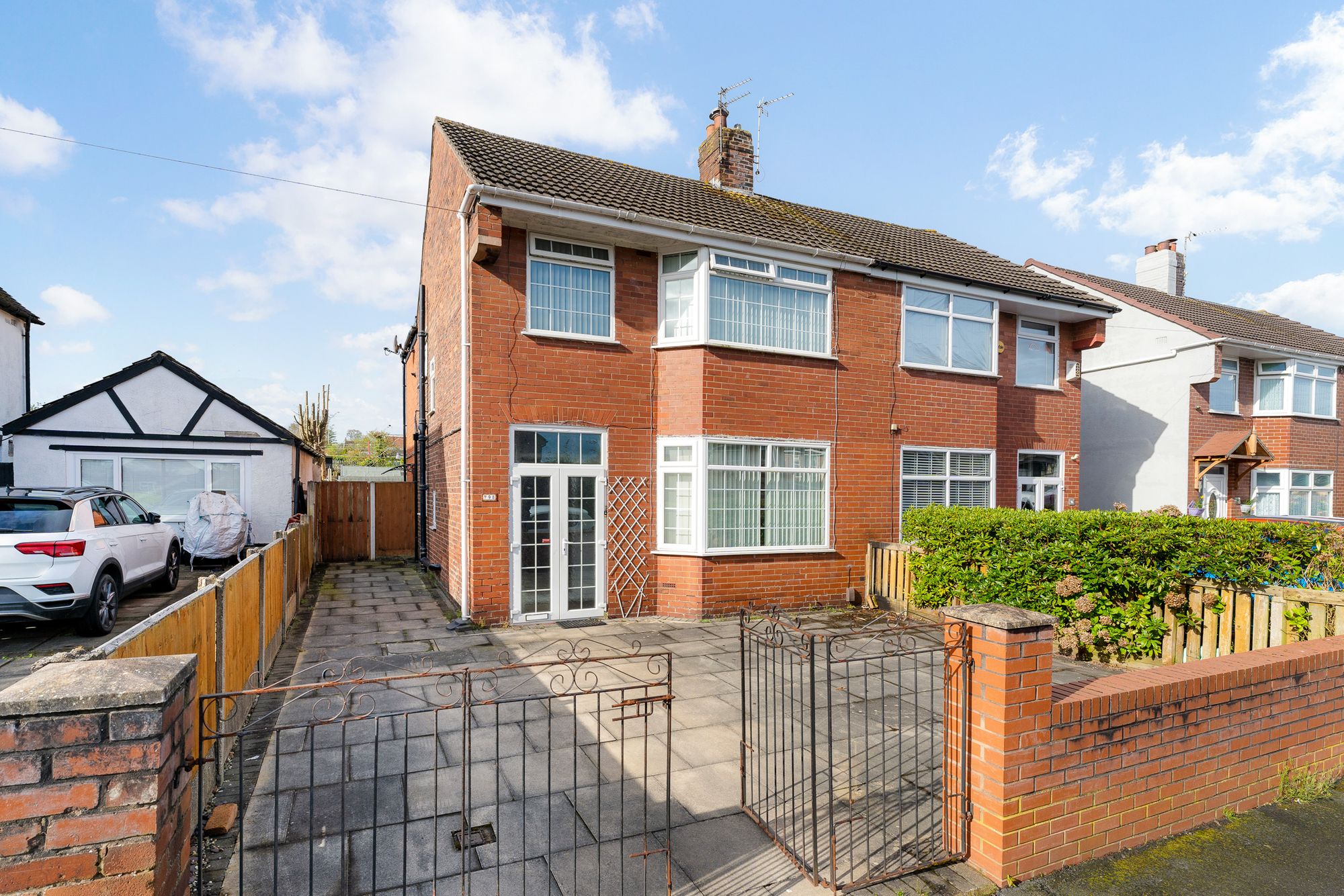 4 bedroom Semi-detached house Under Offer