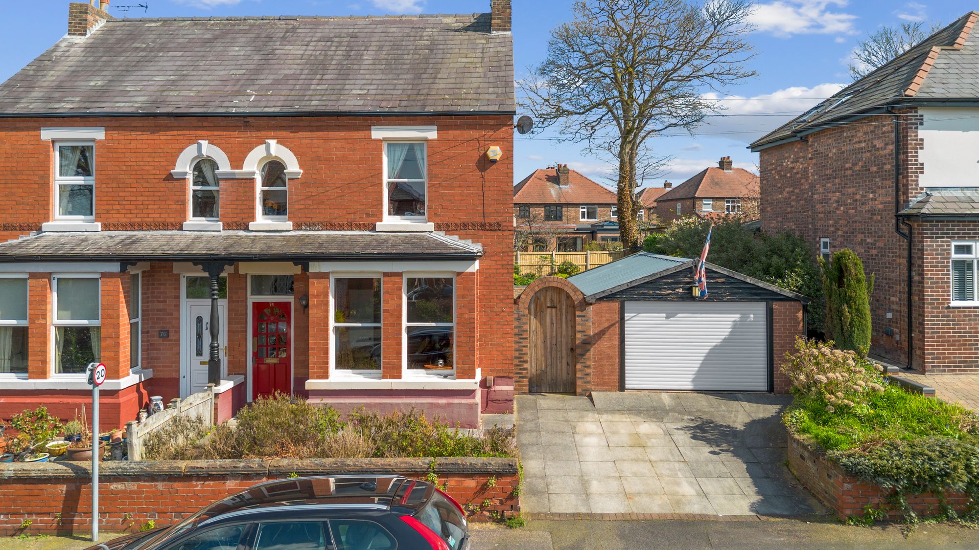 3 bedroom Semi-detached house Under Offer