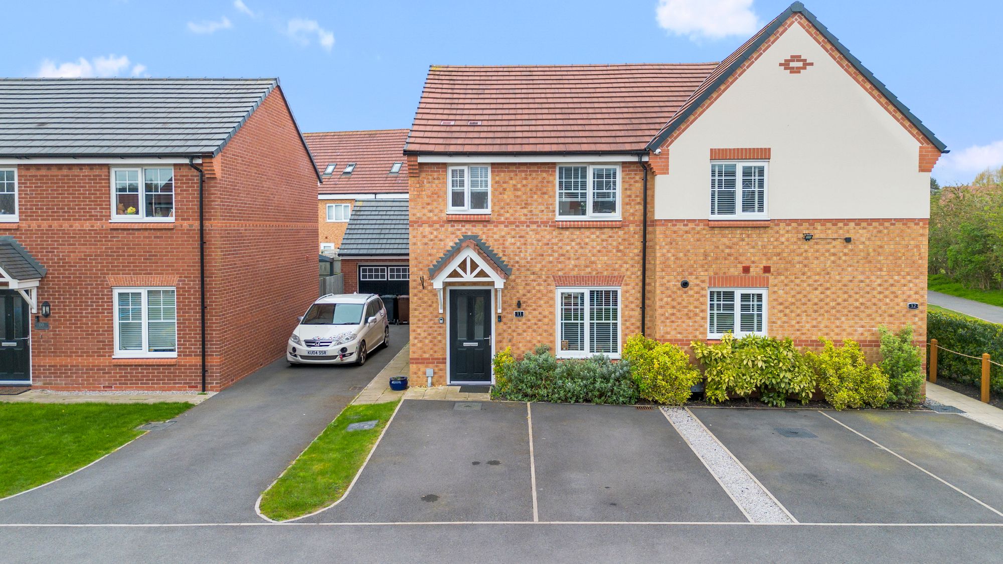 3 bedroom Semi-detached house Under Offer