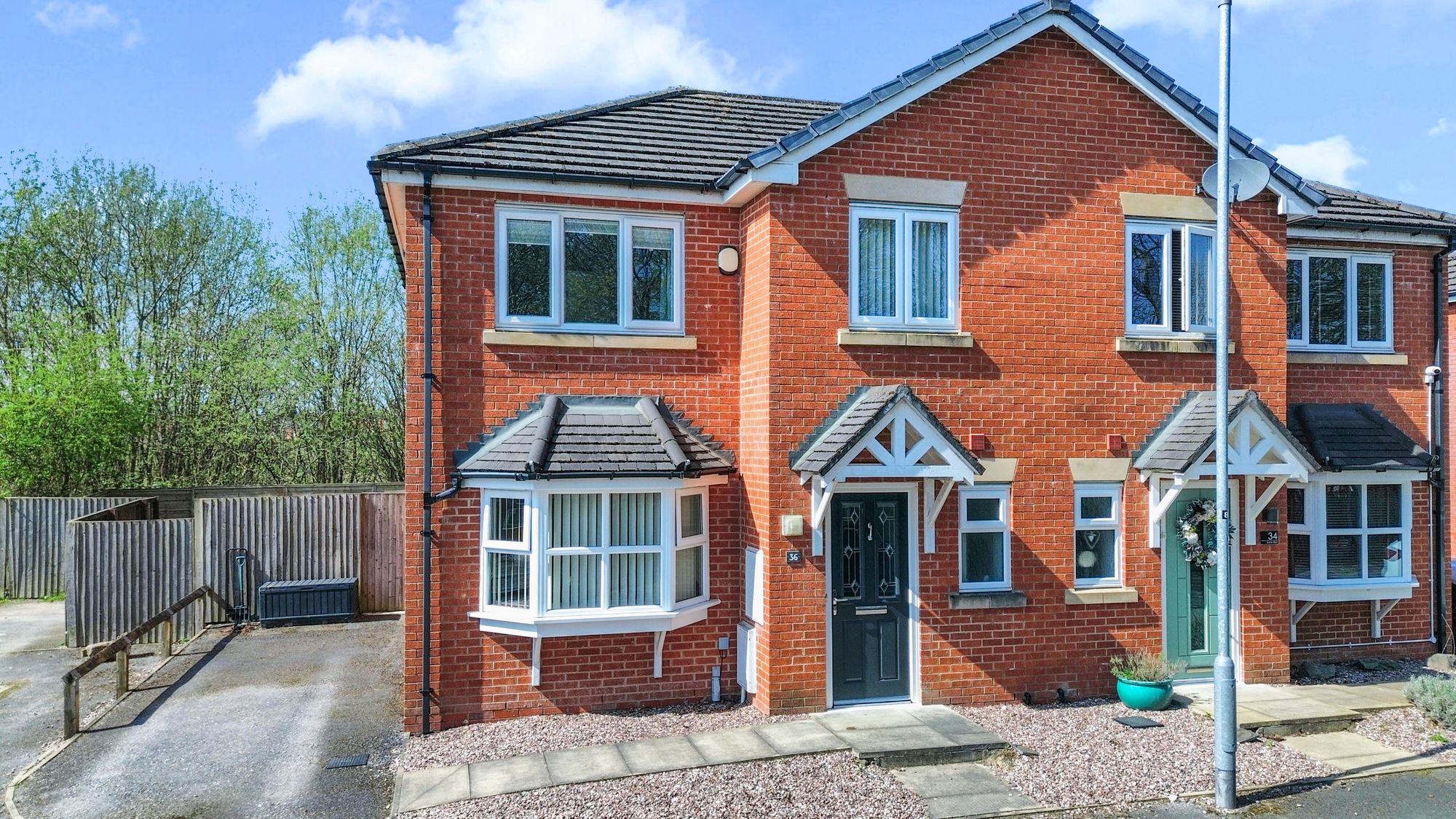 3 bedroom Semi-detached house Under Offer