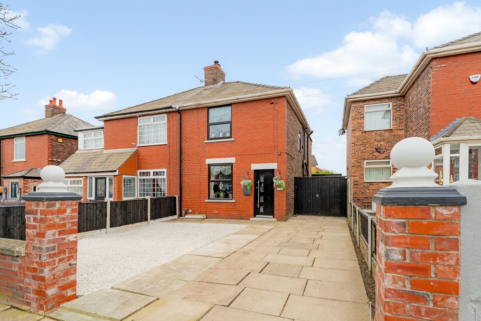 3 bedroom Semi-detached house Under Offer