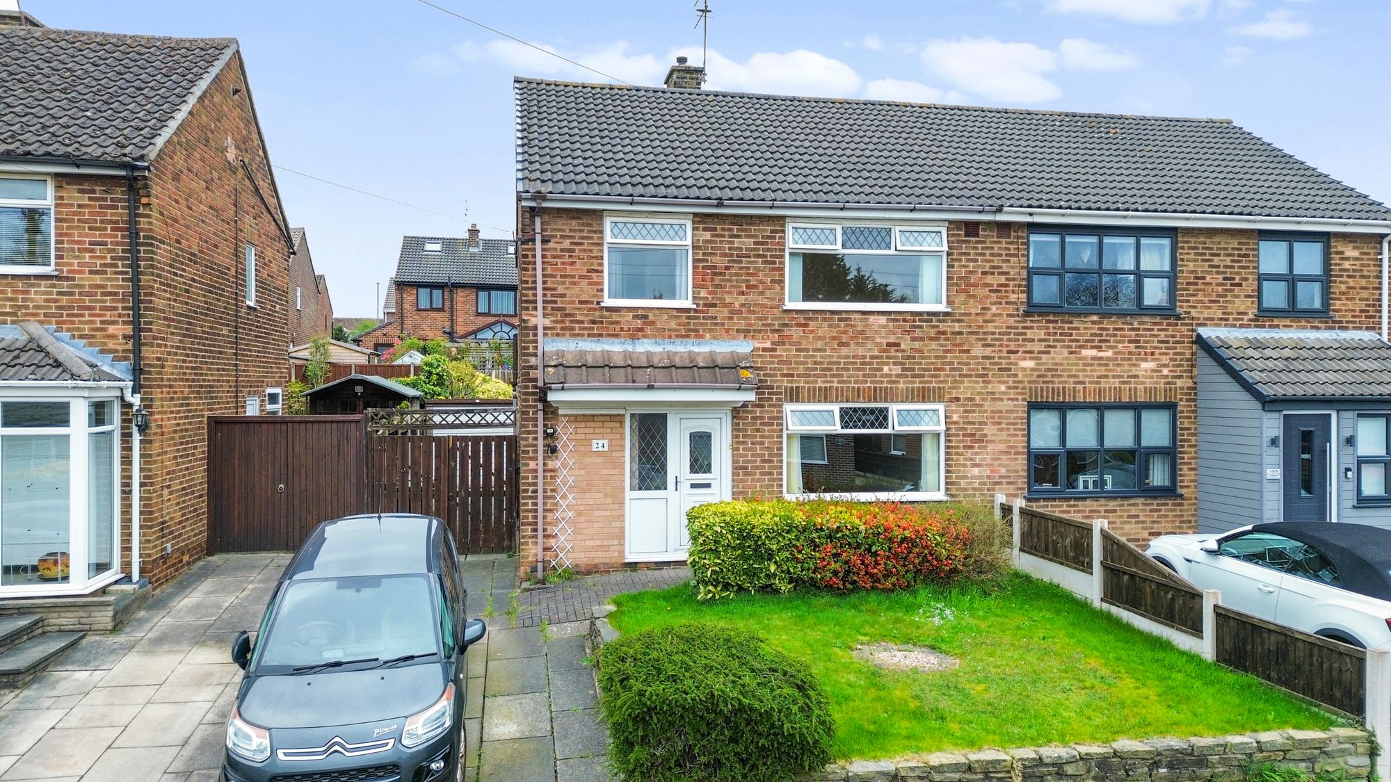 3 bedroom Semi-detached house Under Offer