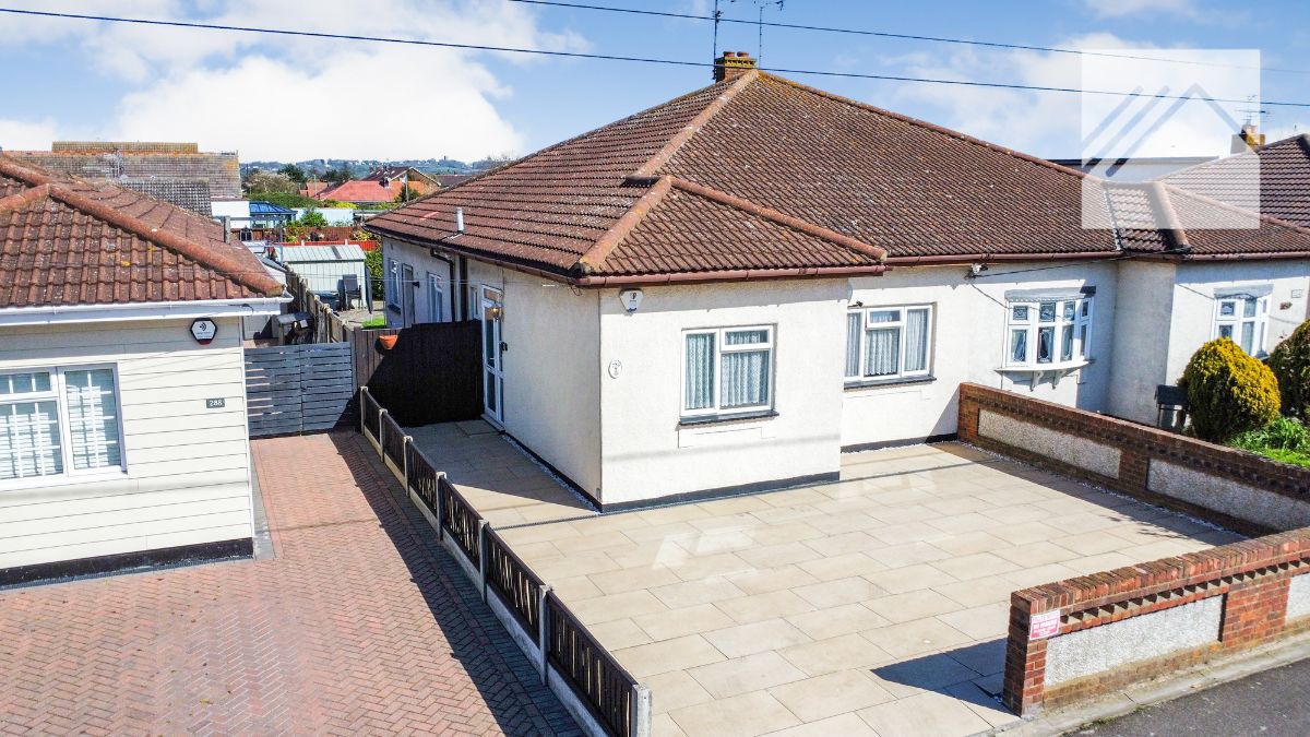 3 bedroom Detached bungalow For Sale