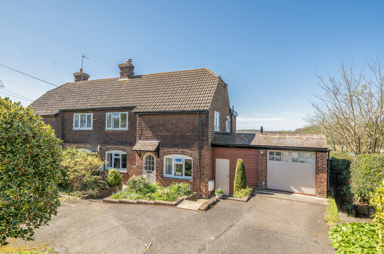 3 bedroom Semi-detached house Under Offer