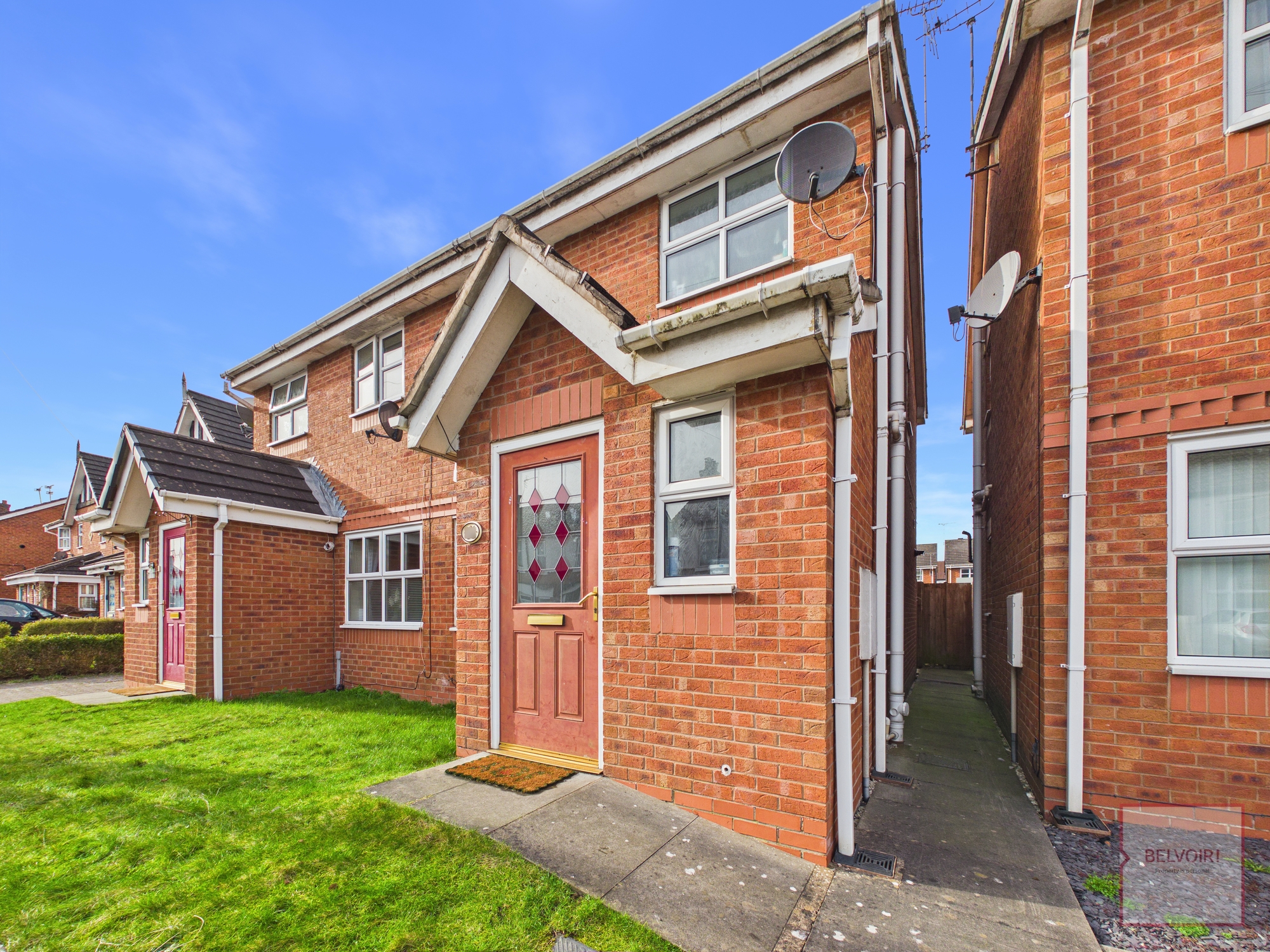 3 bedroom Semi-detached house Under Offer