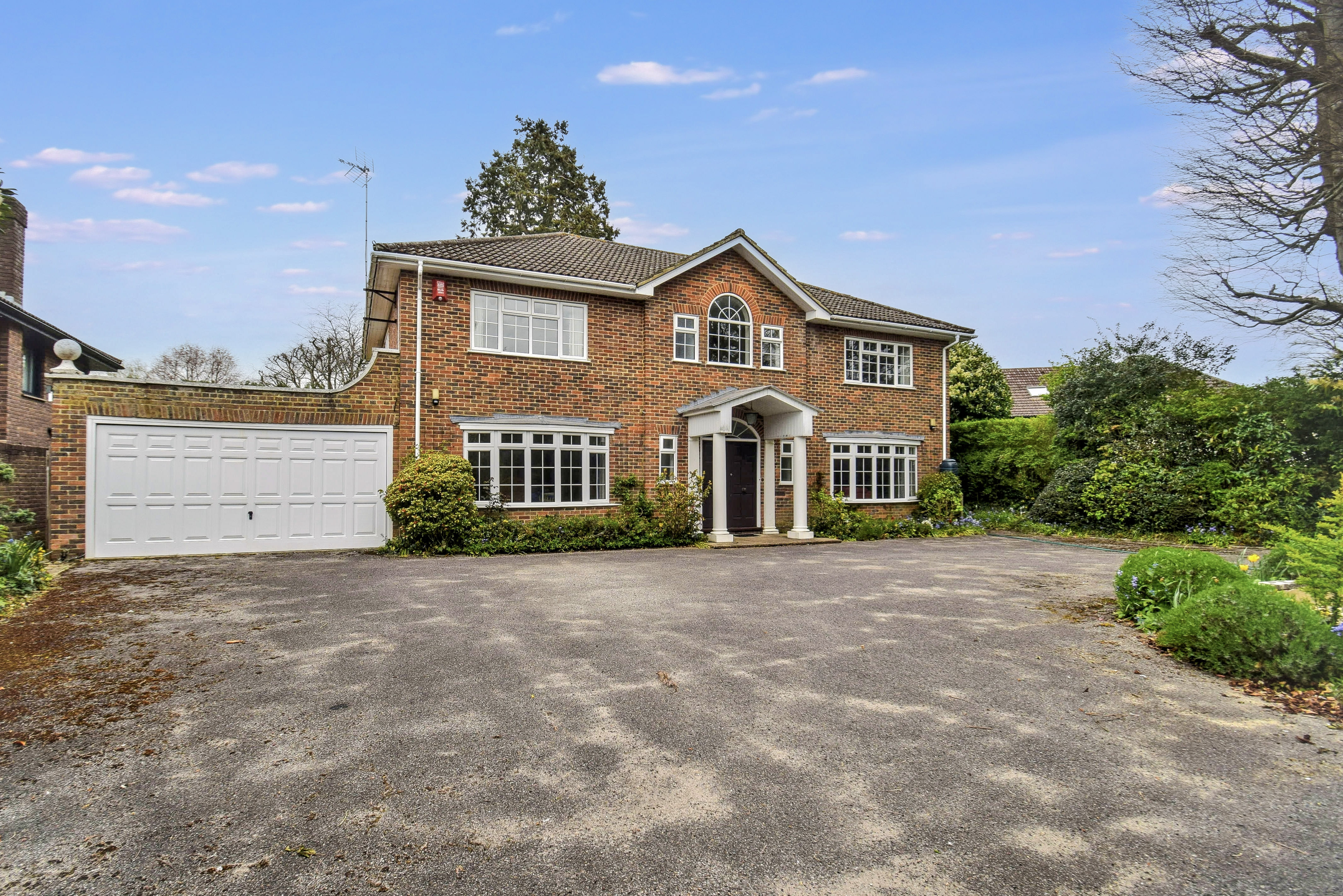 5 bedroom Detached house Under Offer