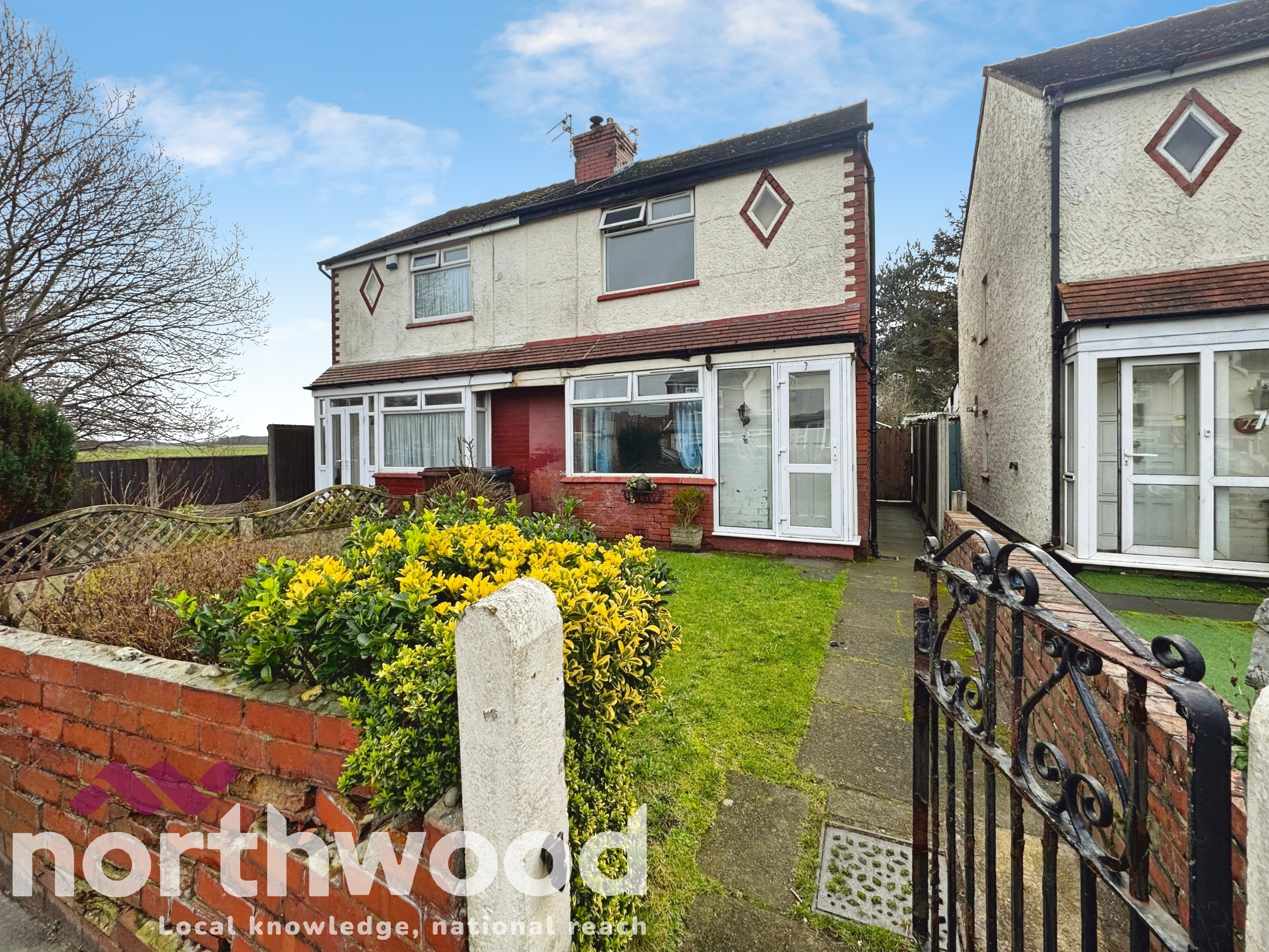 3 bedroom Semi-detached house Under Offer