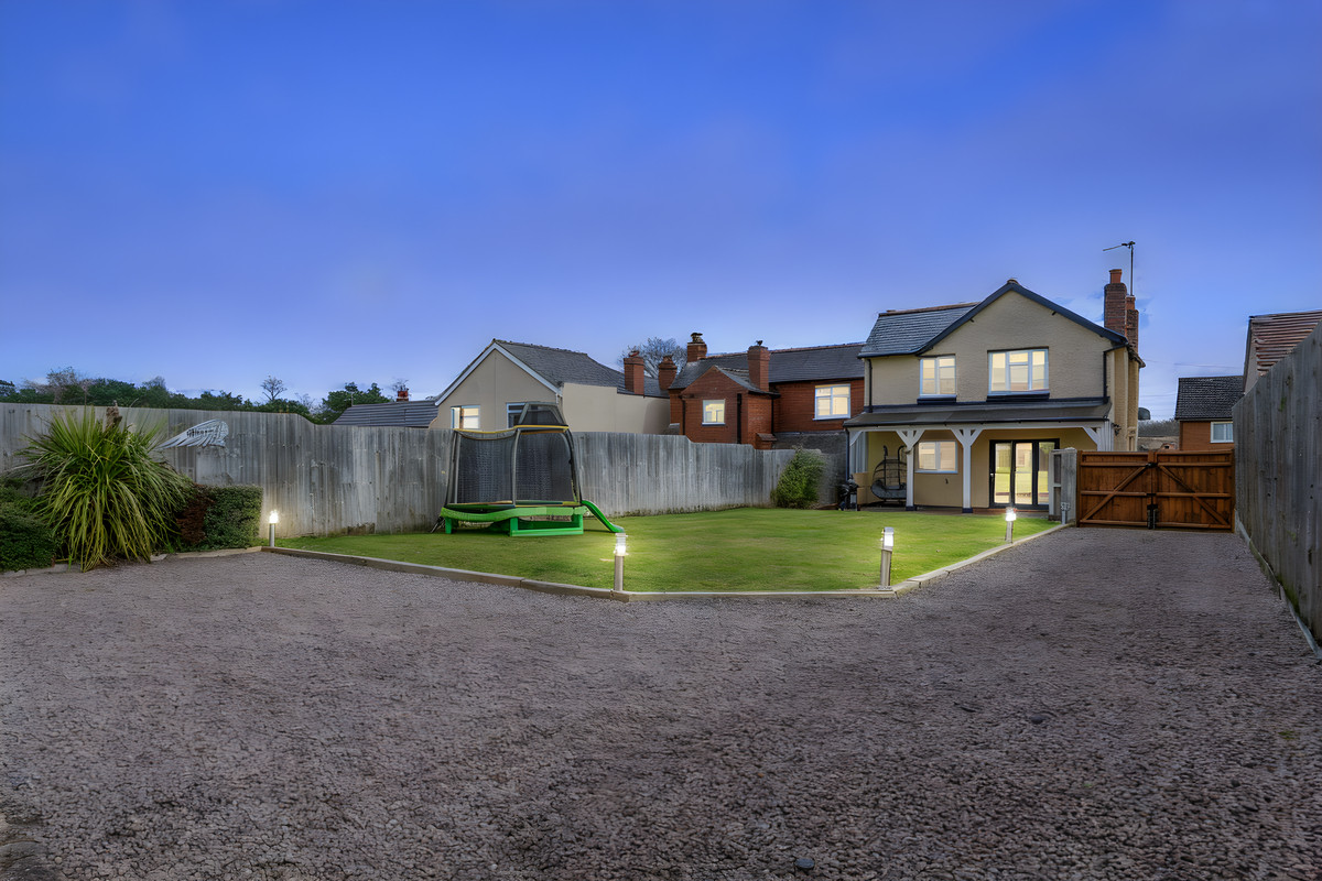 3 bedroom Detached house For Sale